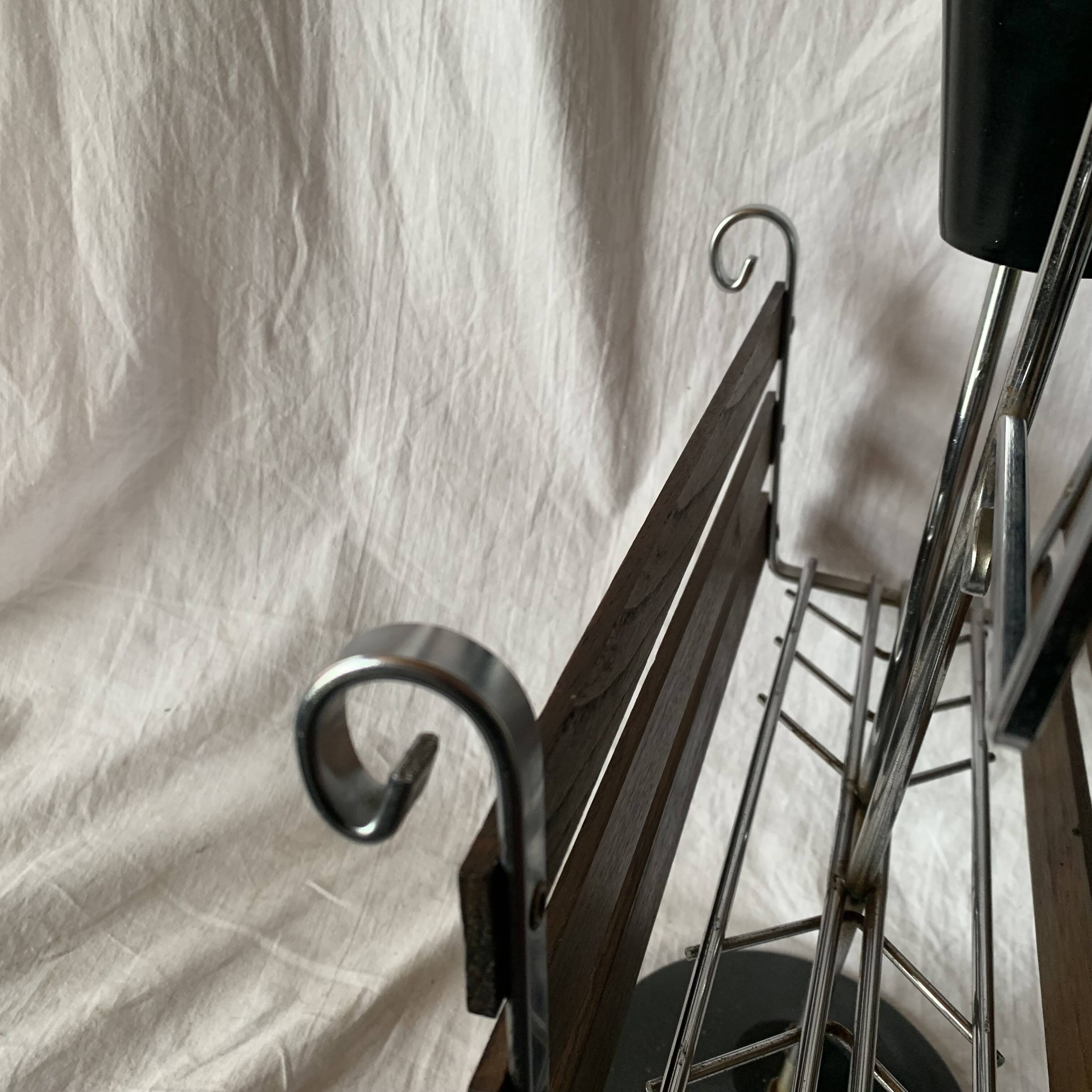 : Multifunctional magazine rack from the 50s-60s in chrome-plated metal and solid wood