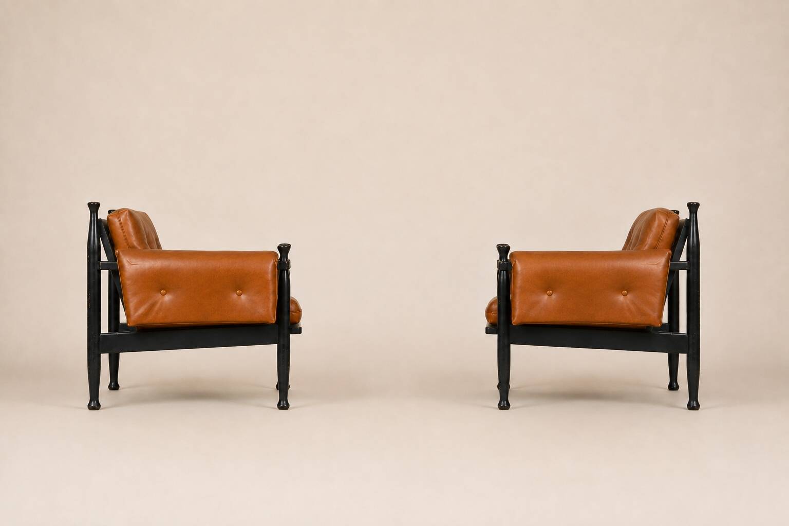 Paire de fauteuils lounge « safari » en cuir cognac et hêtre noir — c. 1970