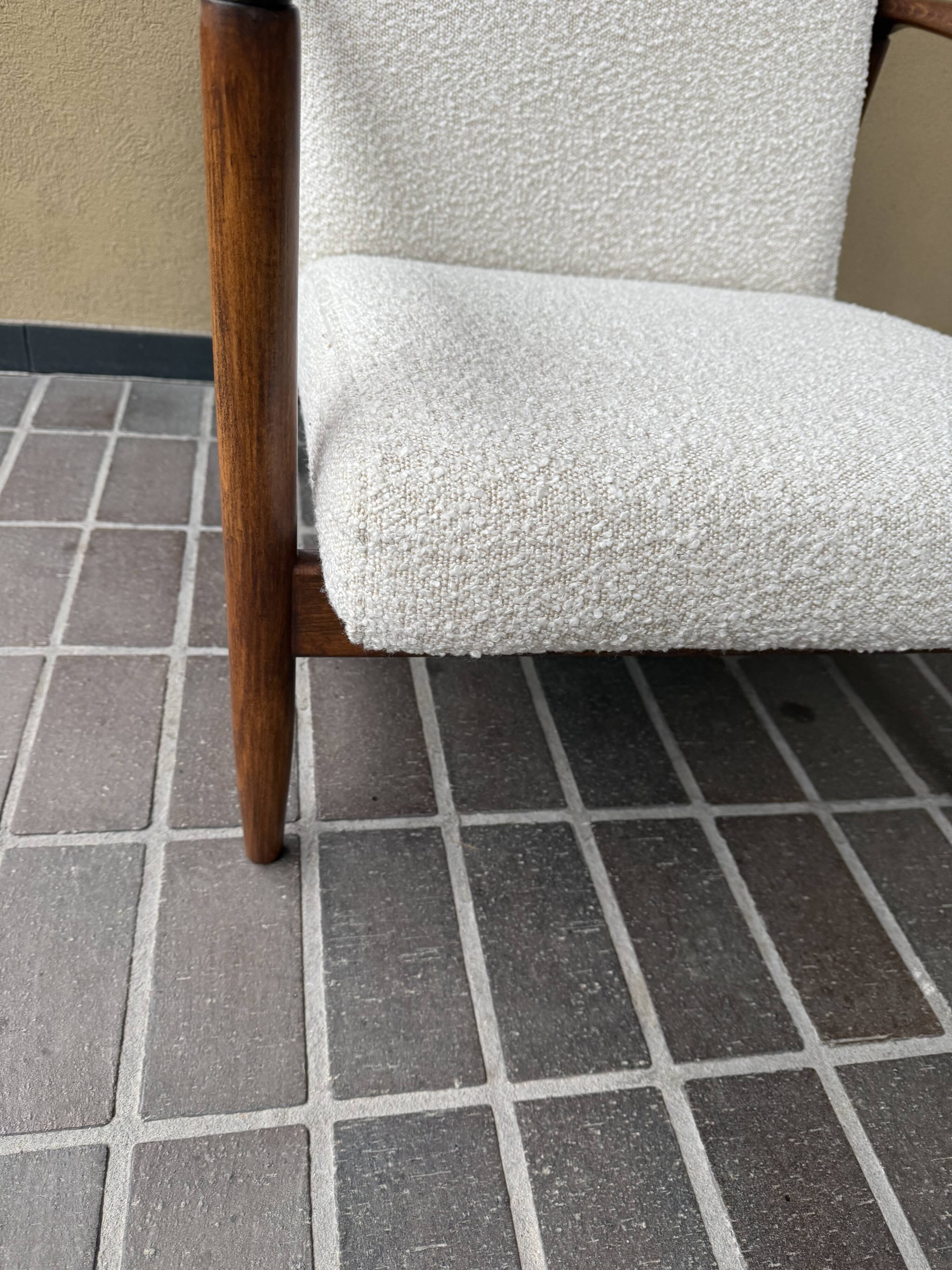 Fauteuil GFM-142, design par Edmund Homa des années 70, bouclé ivoire blanc - 2 pièces disponibles.