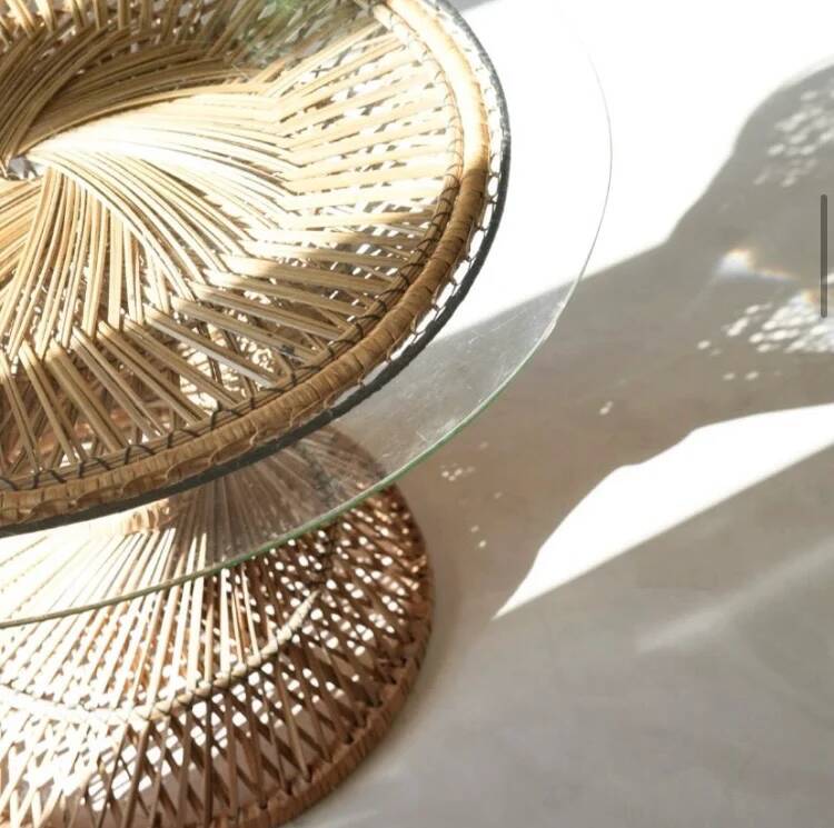 Table basse diabolo en rotin et plateau en verre