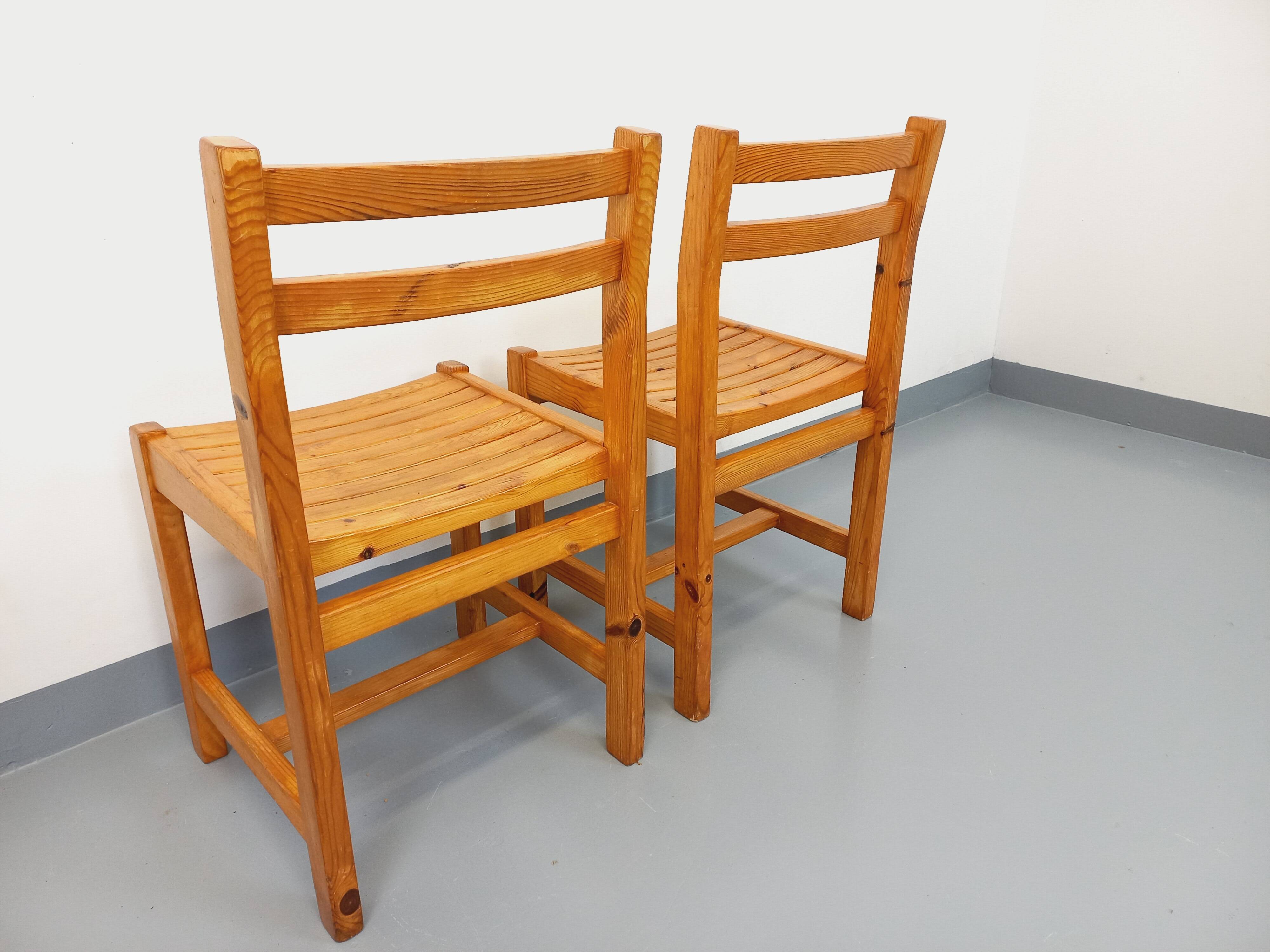 Pair of vintage pine chairs from the 70s