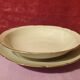 Trois jolis plats ronds dont un creux porcelaine blanche et or PLV France