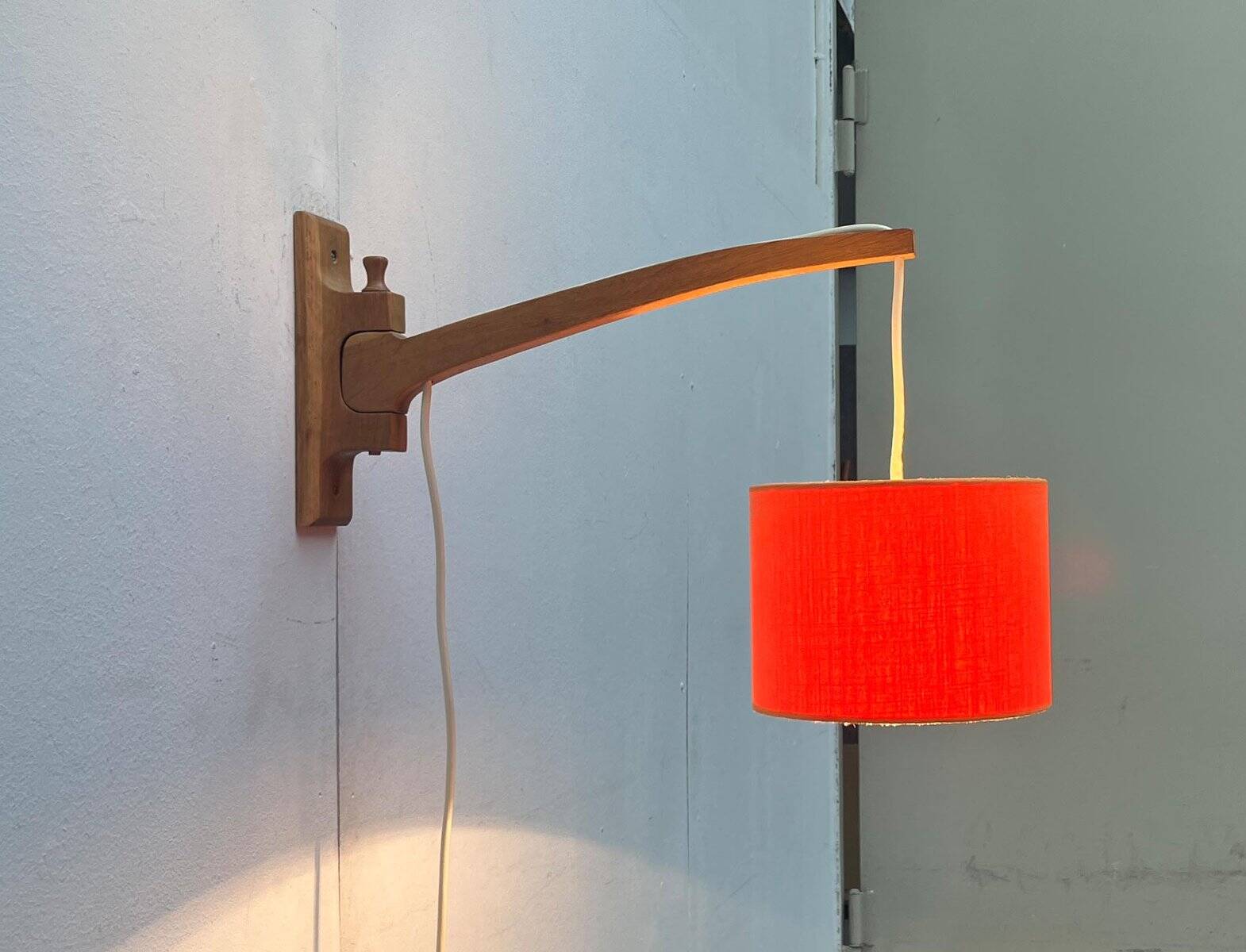 Mid-century cantilever wall lamp with a pivoting arm, 1960s.