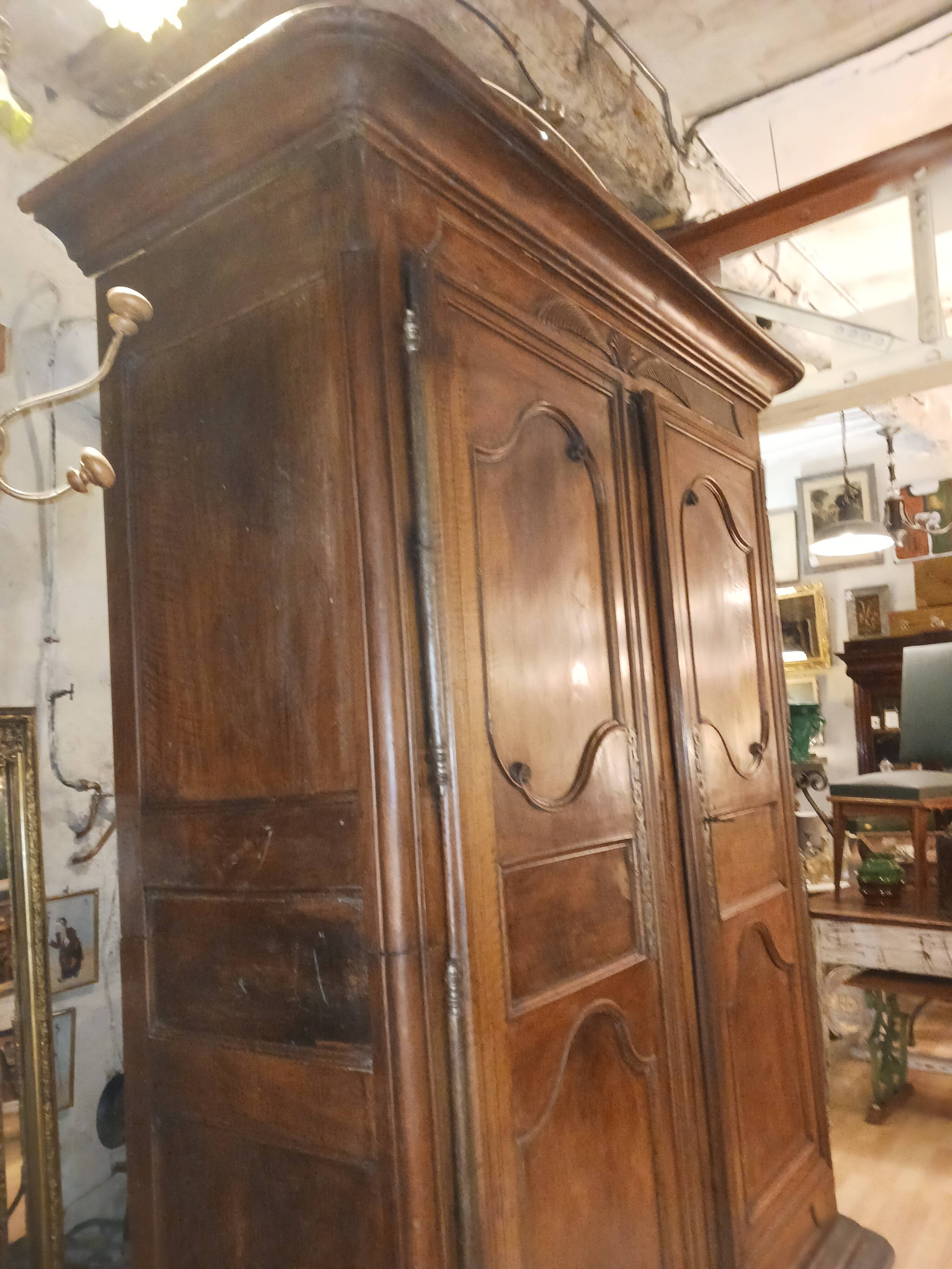 Armoire d'époque Régence 1715-1723 en noyer massif