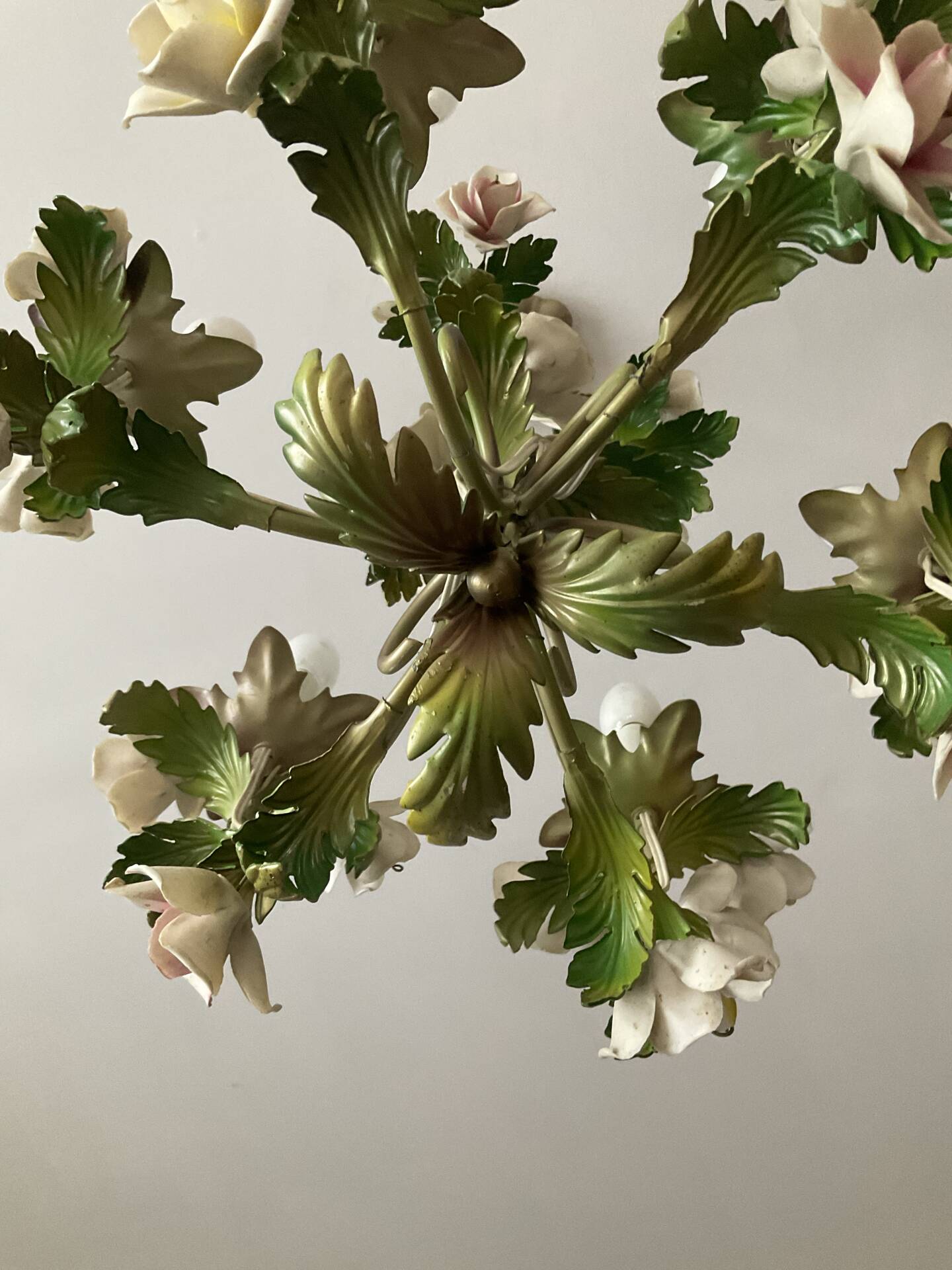 Vintage Italian chandelier in porcelain and tin from the 1950s.