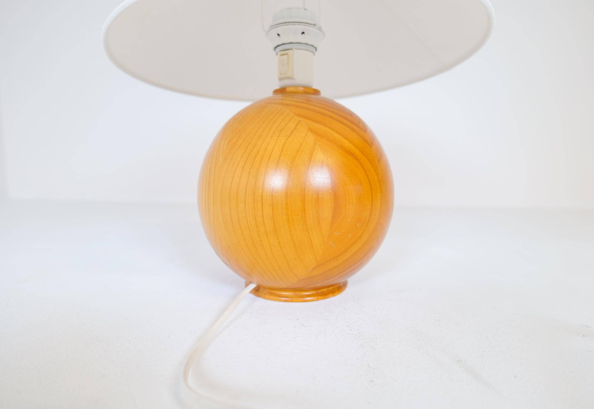 Mid-century modern sculptural table lamp in solid pine, Sweden, 1970s.