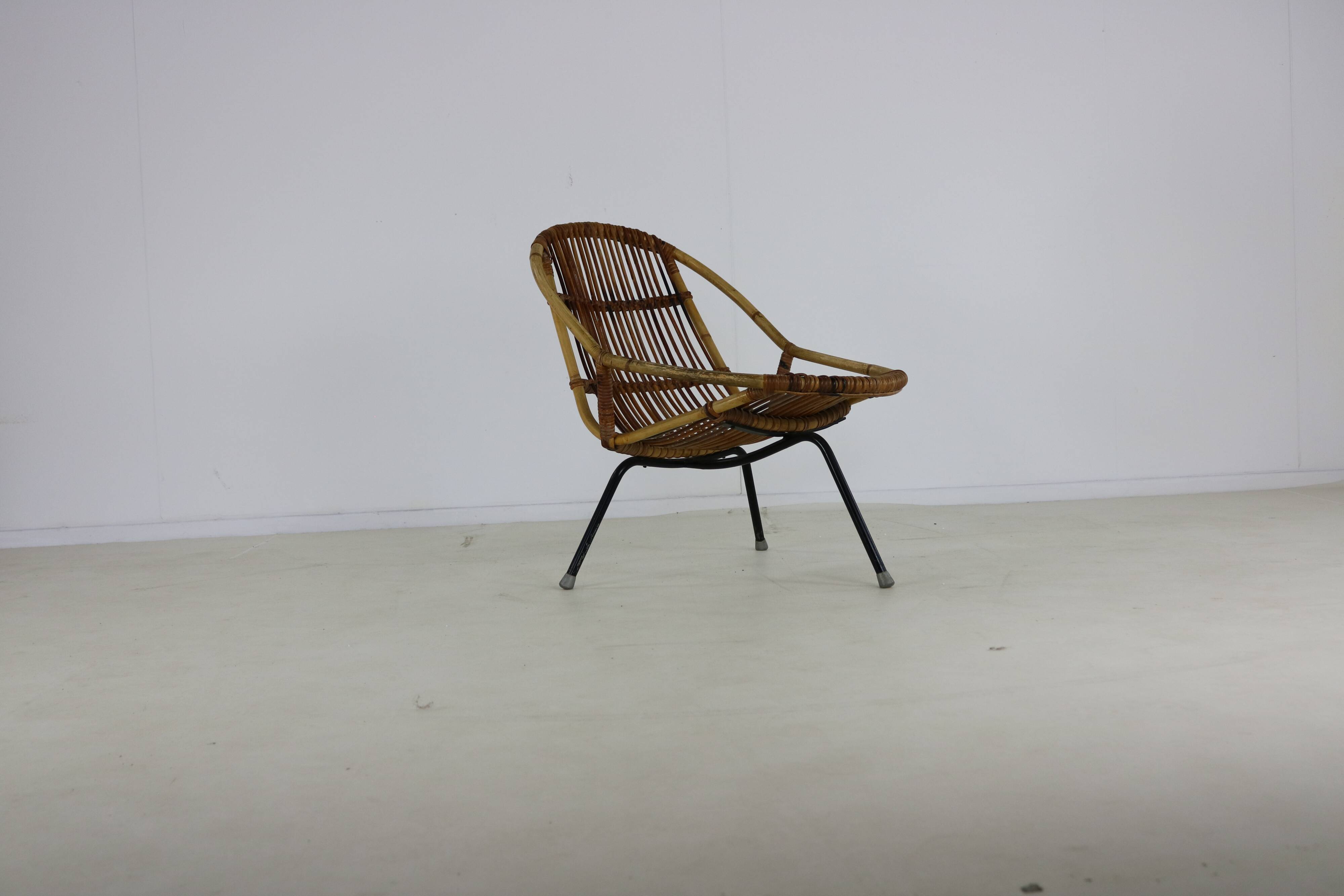 Three legged dutch design rattan easy chair by D. van Sliedregt