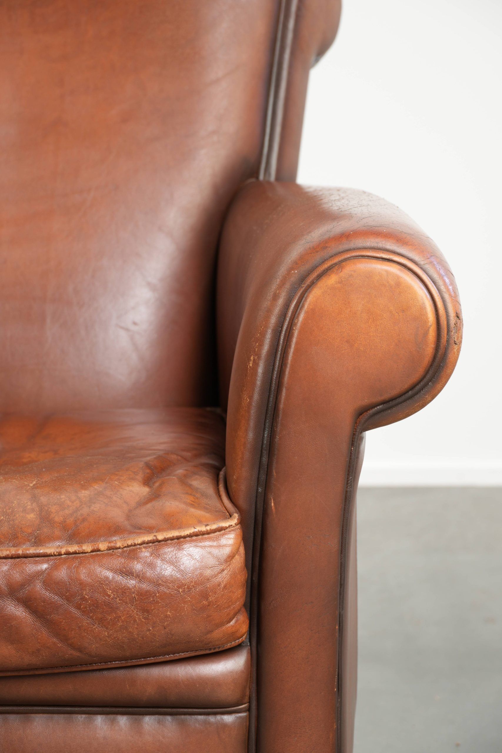 Fauteuil en peau de mouton confortable avec une finition élégante.