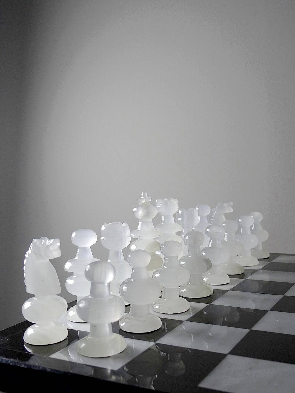Large vintage chess set from the 70s, white and black marble, Italian craftsmanship