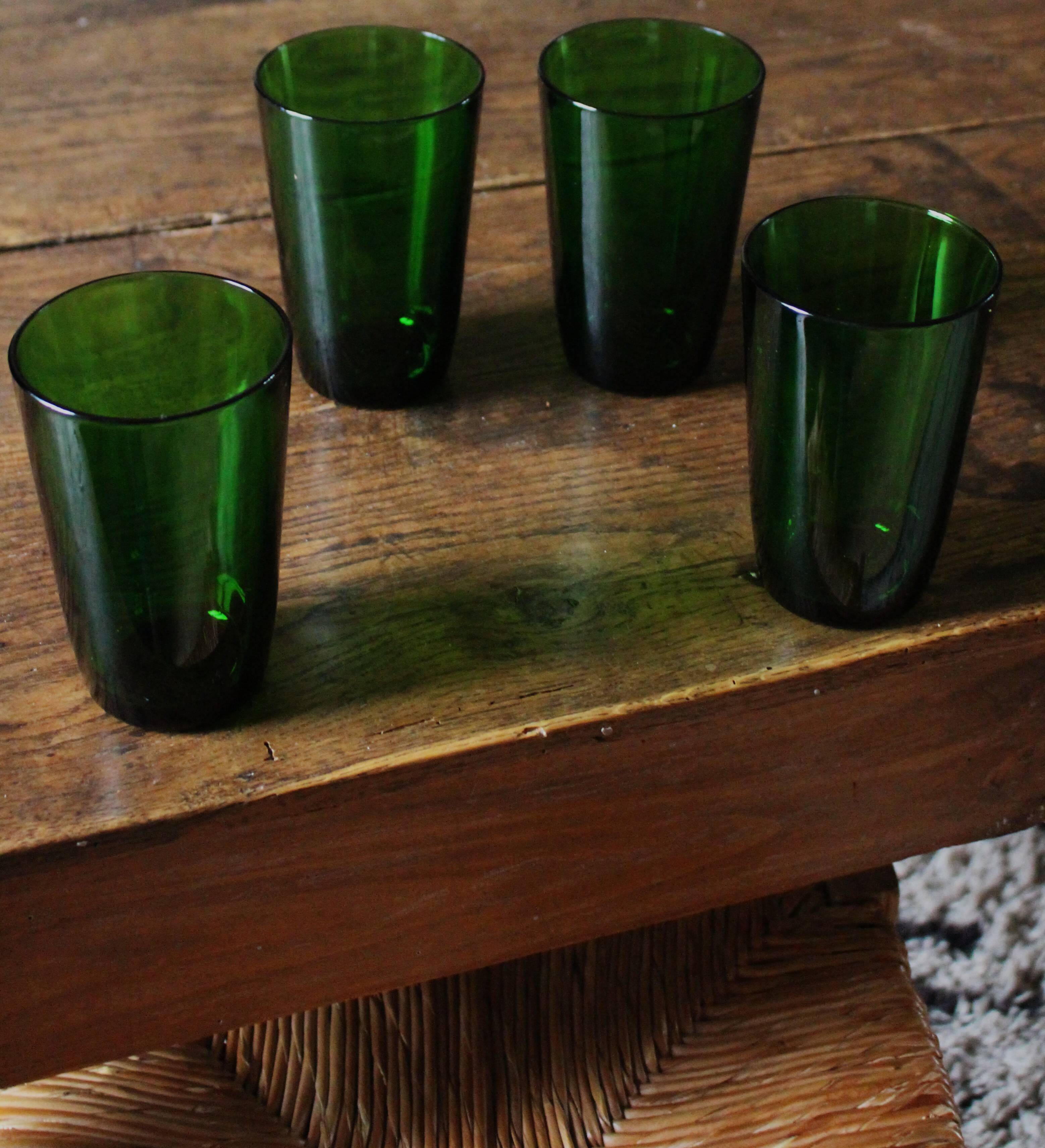 Un lot de 4 grands verres Vereco vert vintage