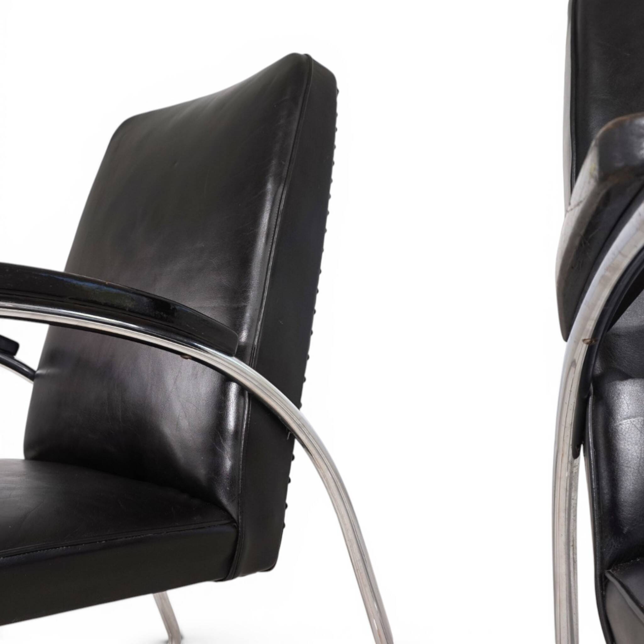 Set of 2 tubular steel Bauhaus Streamline leather armchairs, 1930.