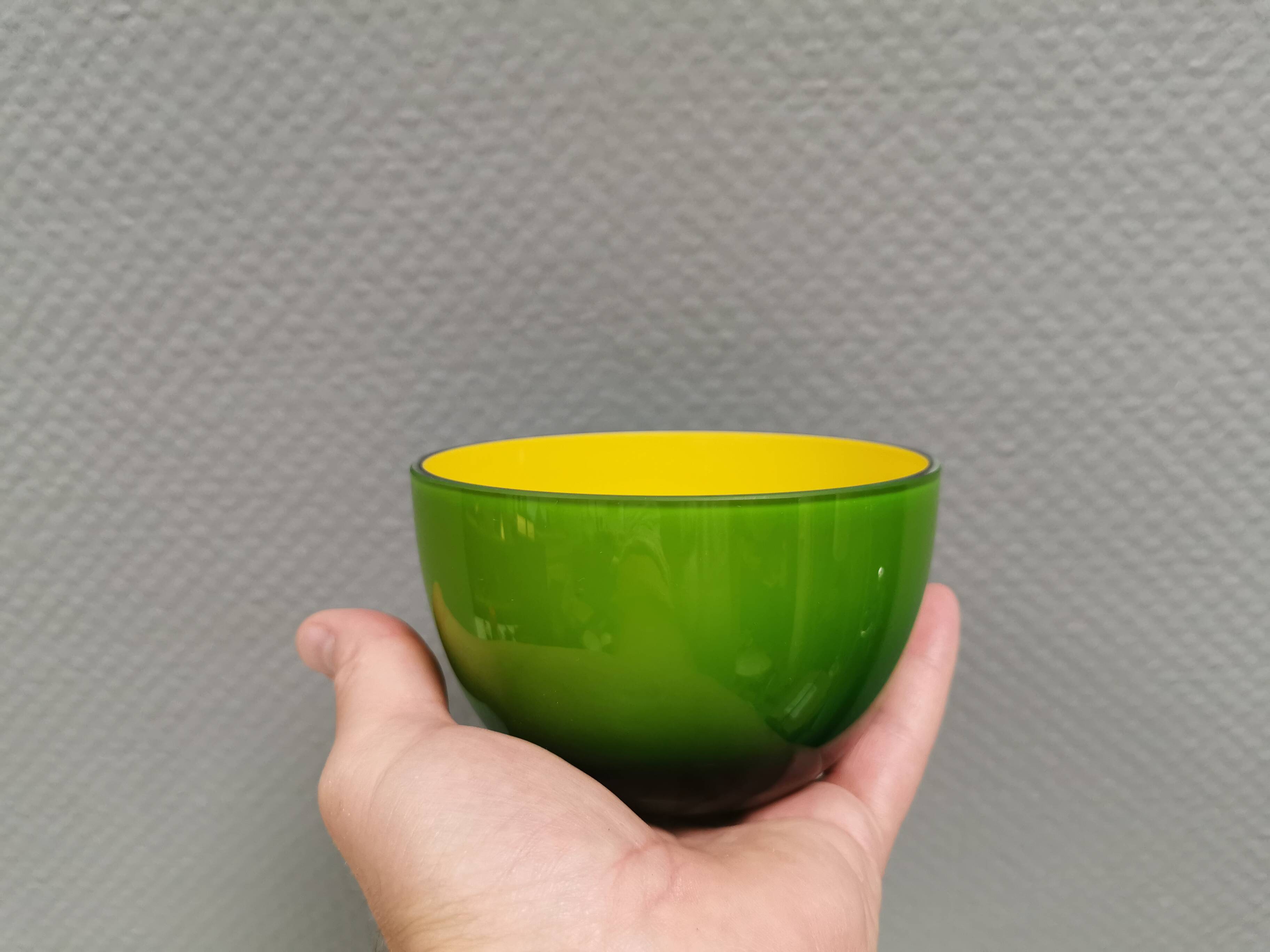 Bol en verre à deux couches des années 1960.