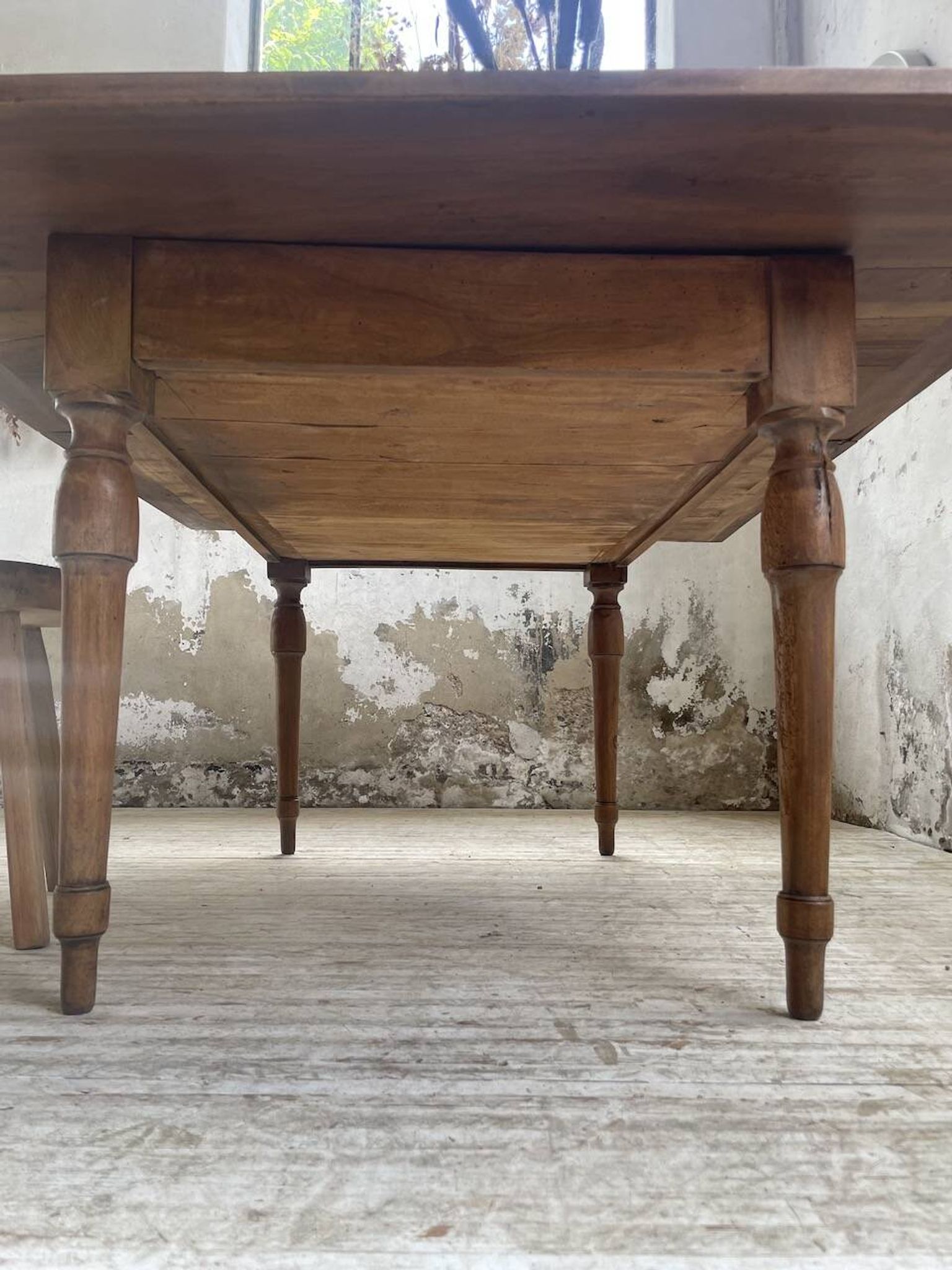 Table de ferme noyer plateau pivotable à allonges