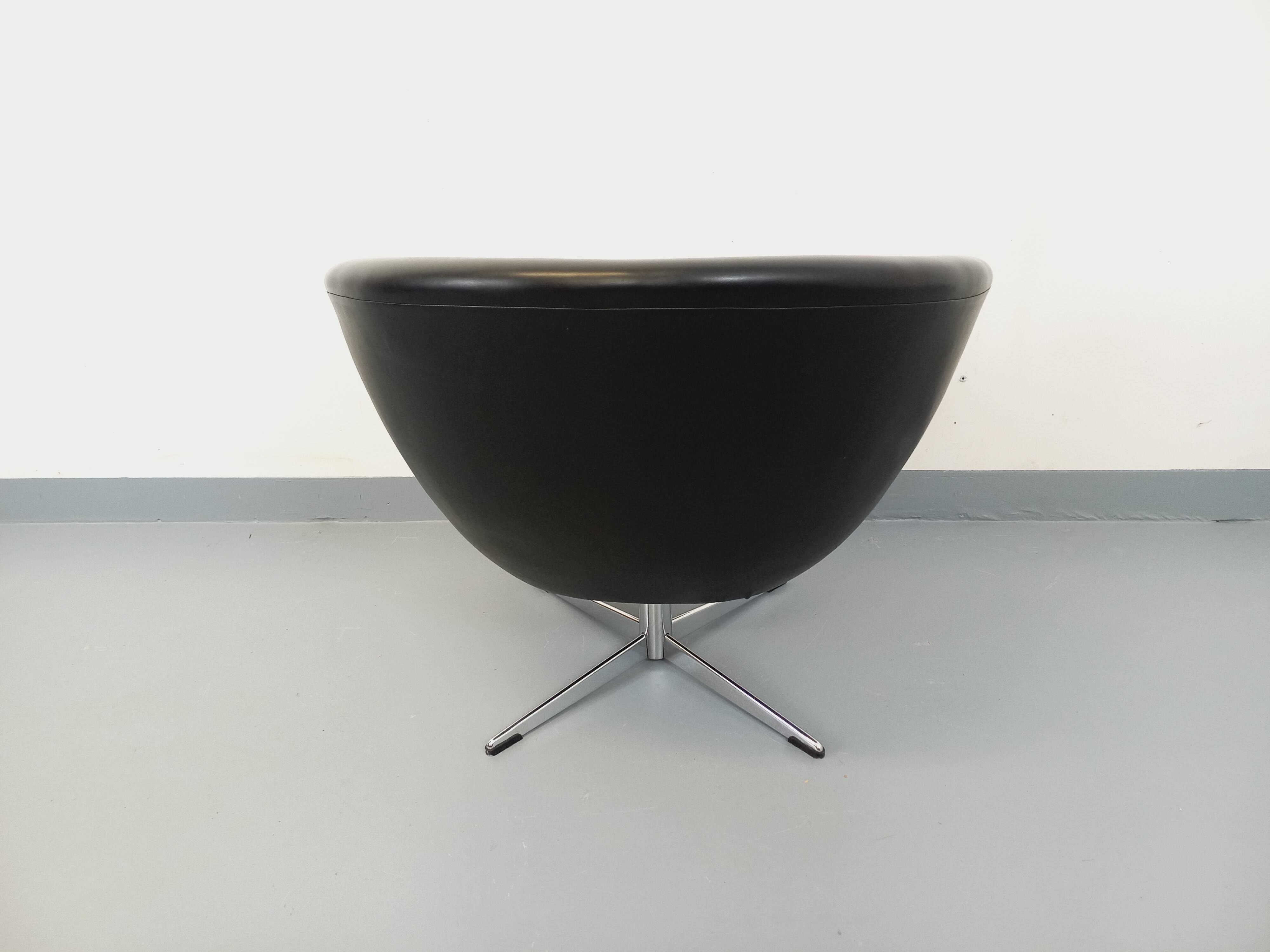 Vintage Scandinavian swivel chair in faux leather and chrome from the 1970s.