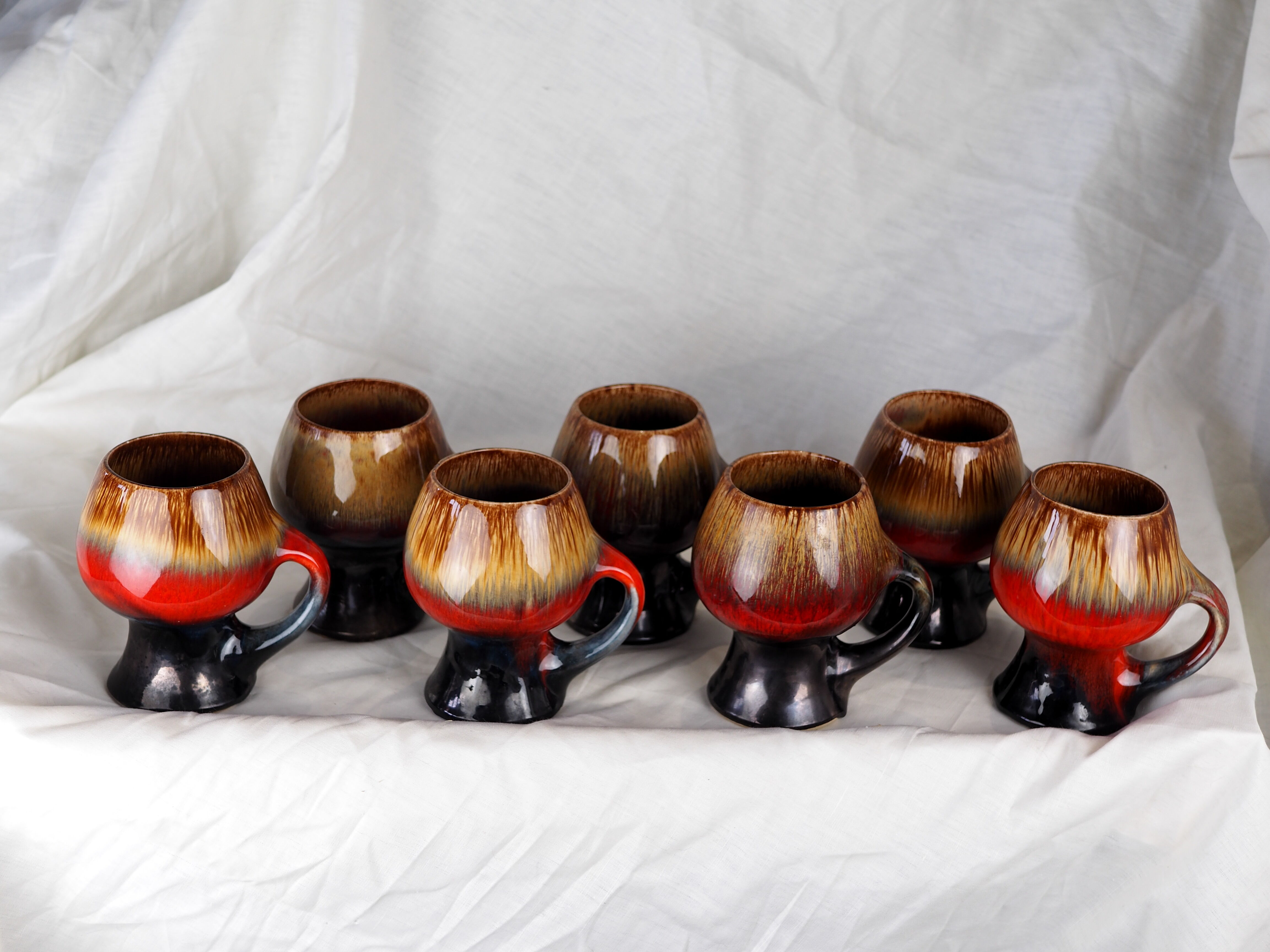 Seven large brown, black and red volcanic free-form mugs - Vallauris, Fat lava - 60s / 70s
