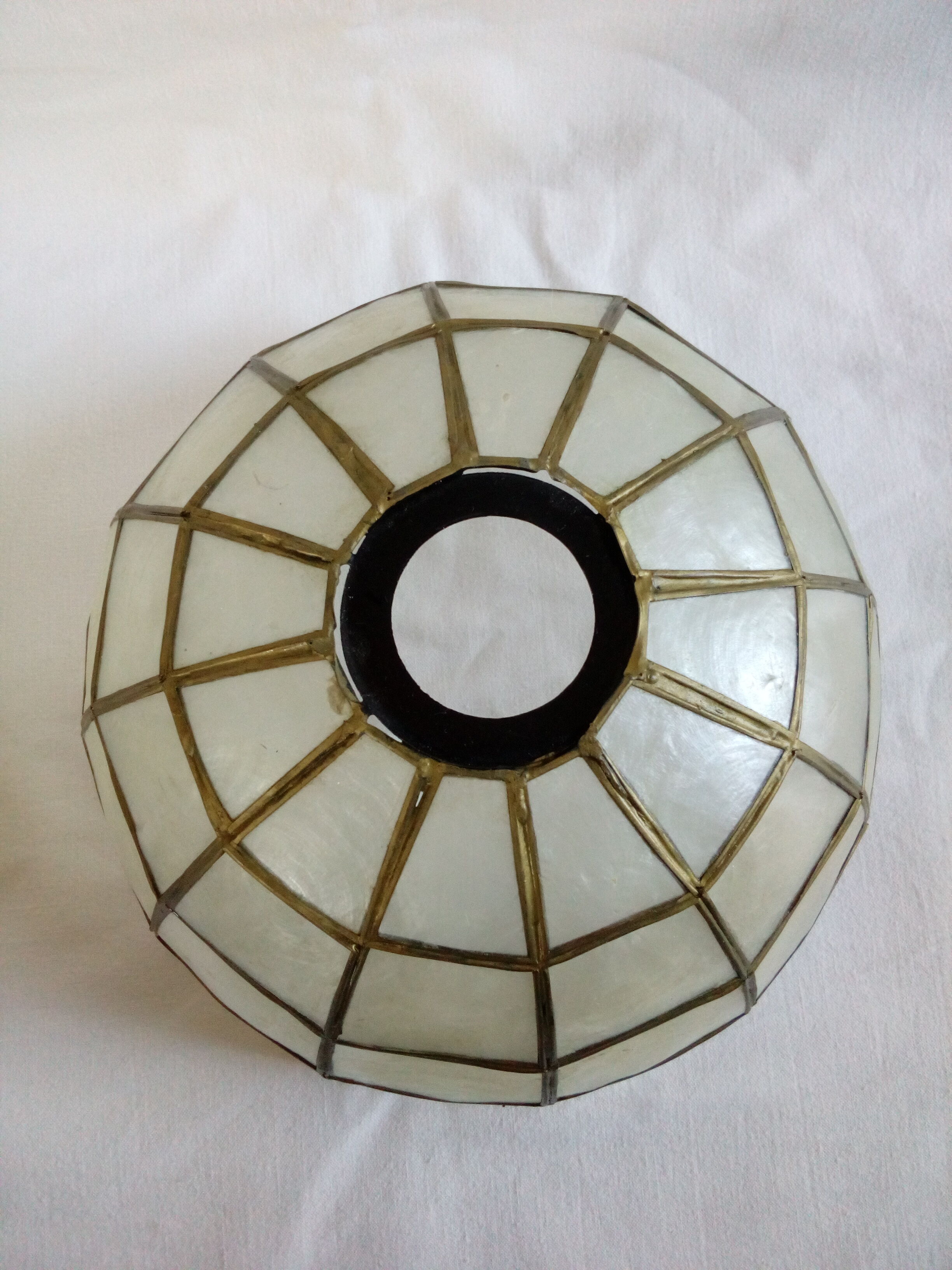 Mother-of-pearl lampshade for hanging