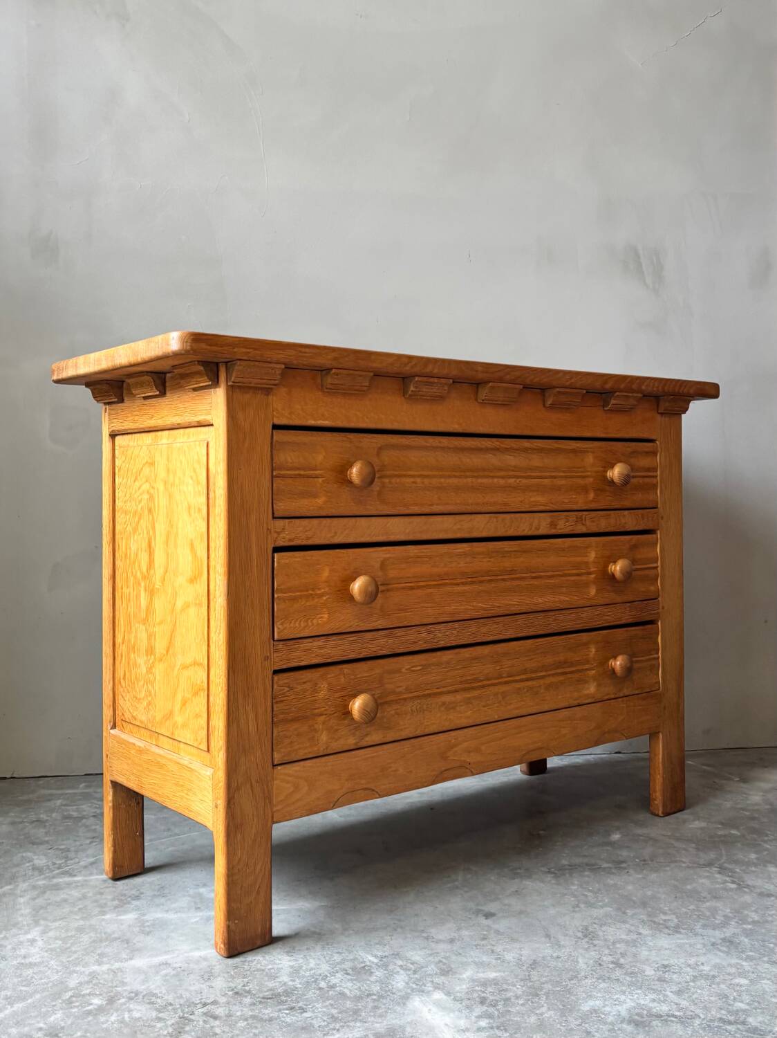 Commode ancienne en chêne massif, esprit Arts & Crafts