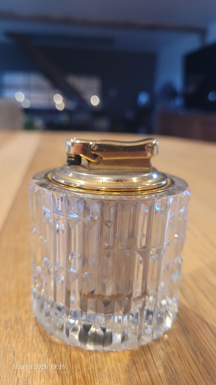 Colibri table lighter in cut glass