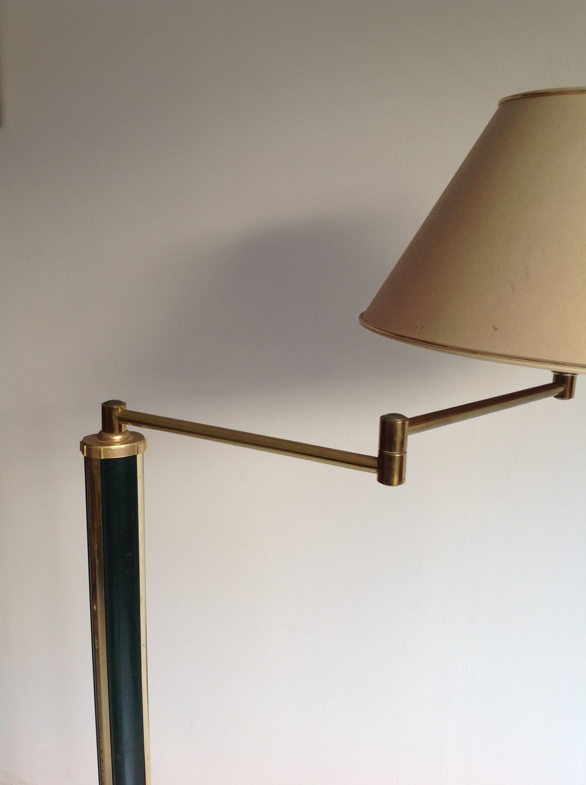 Floor lamp with articulated arm