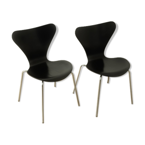 2 chaises modèle 3107,
