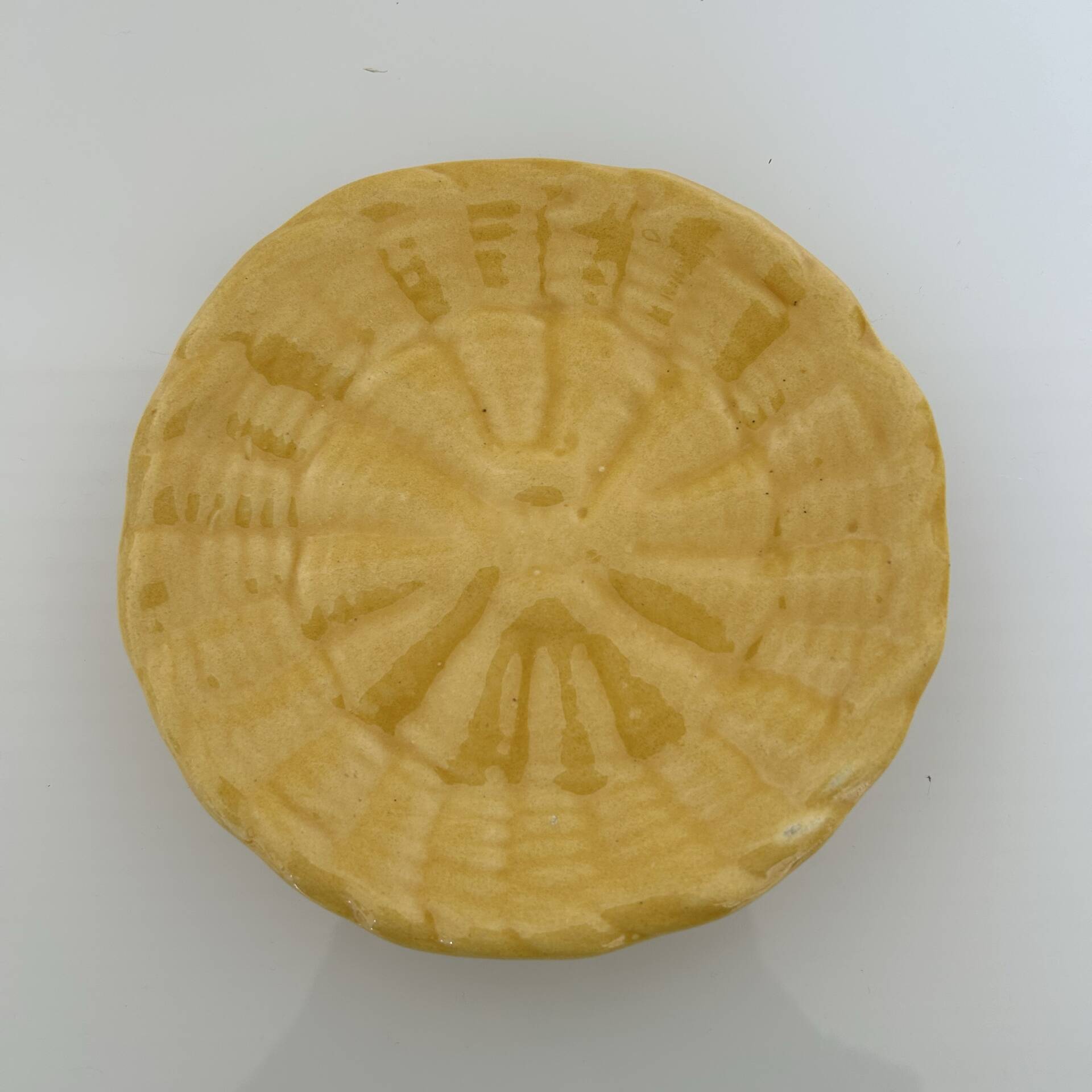 Petit plat provençal en barbotine
