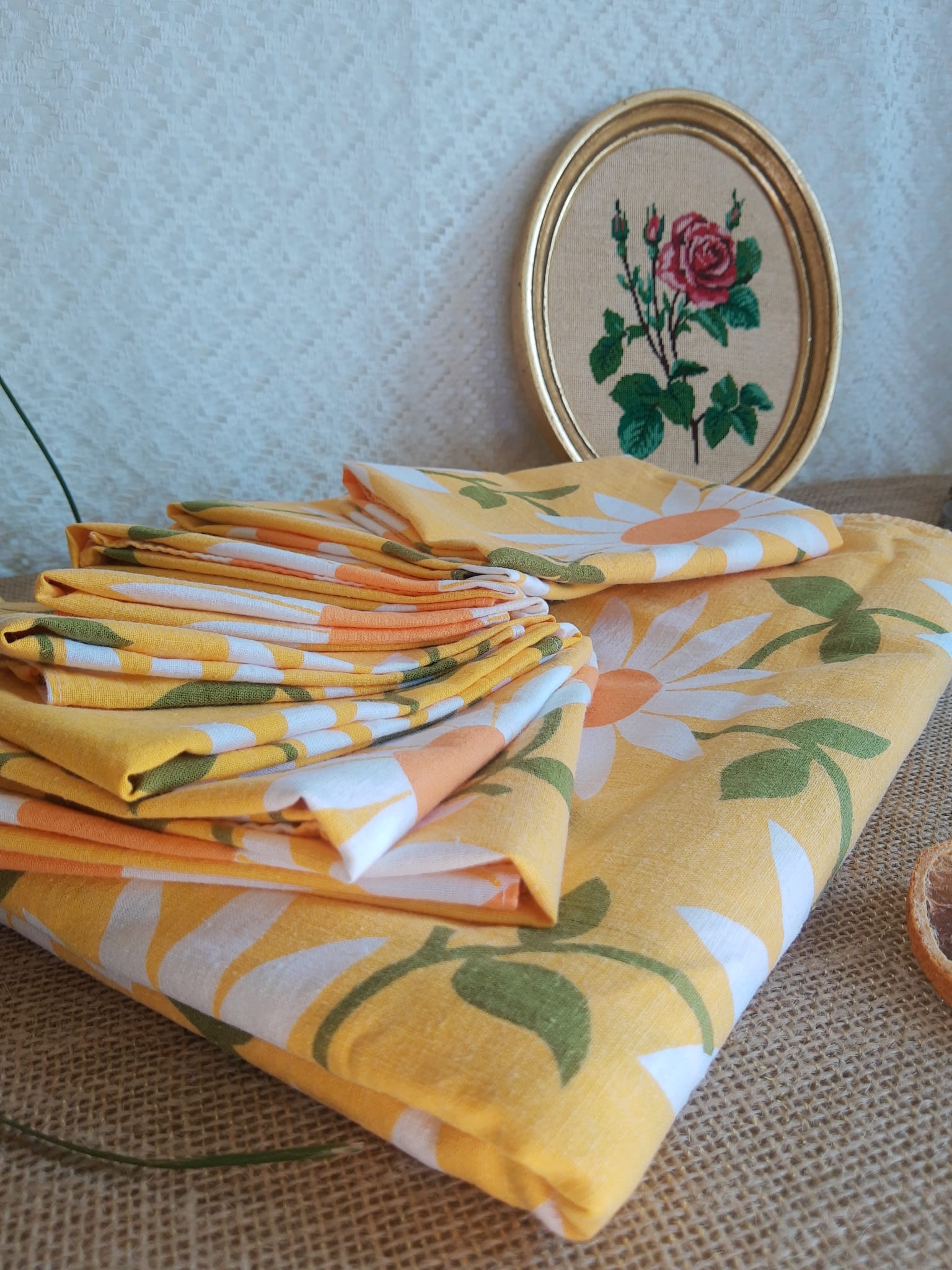 Set yellow tablecloth marguerite pattern and 8 vintage napkins