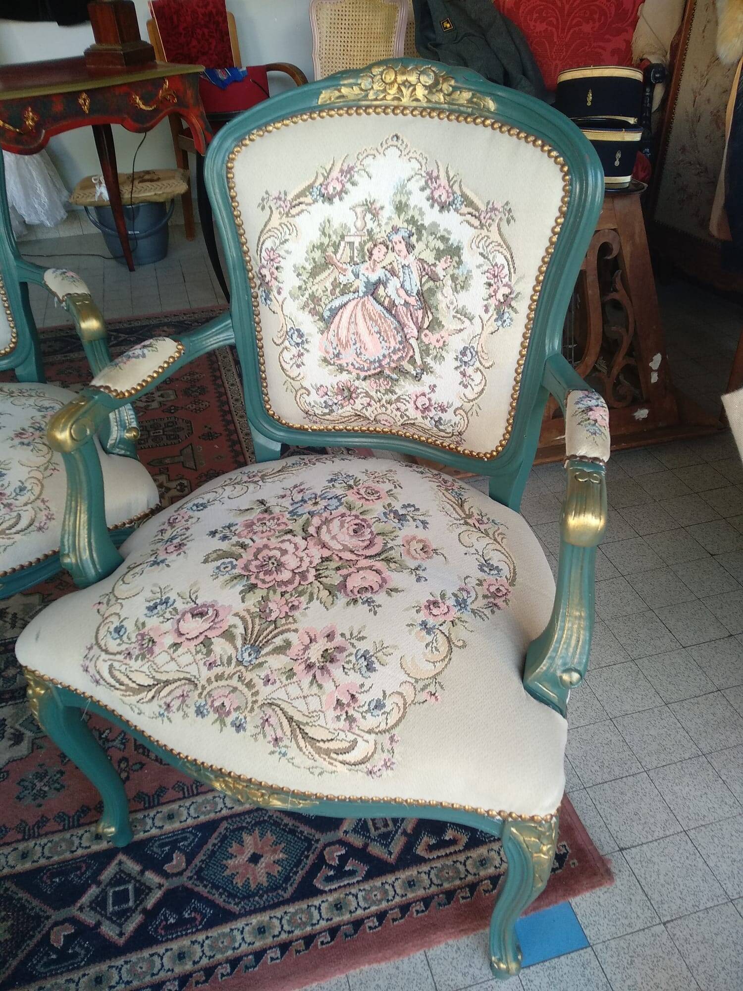 Lot de 2 fauteuils cabriolets de Style Louis XV, rénovés.