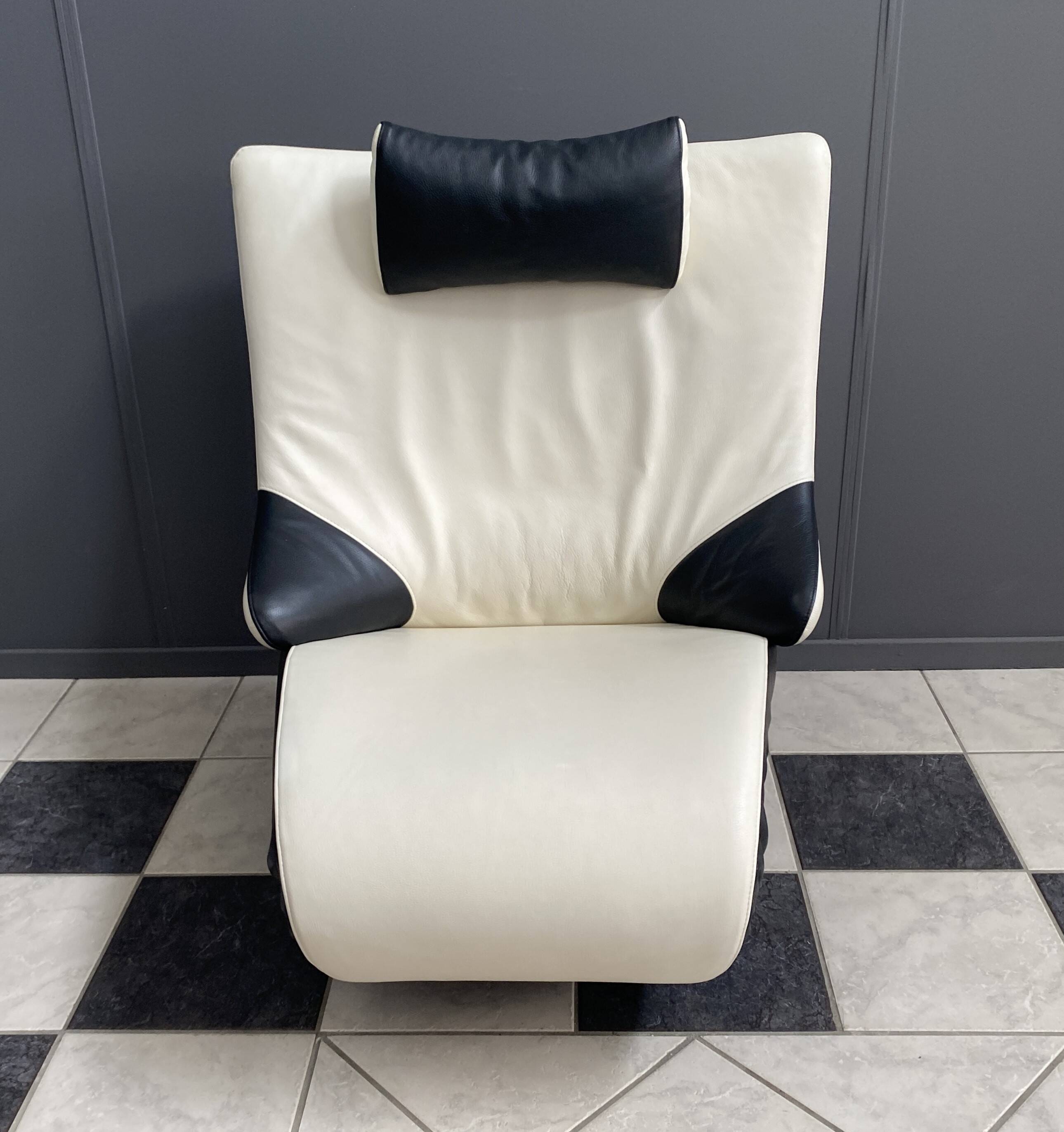Black and white leather seat model Solo 699 design Stefan Heiliger, WK