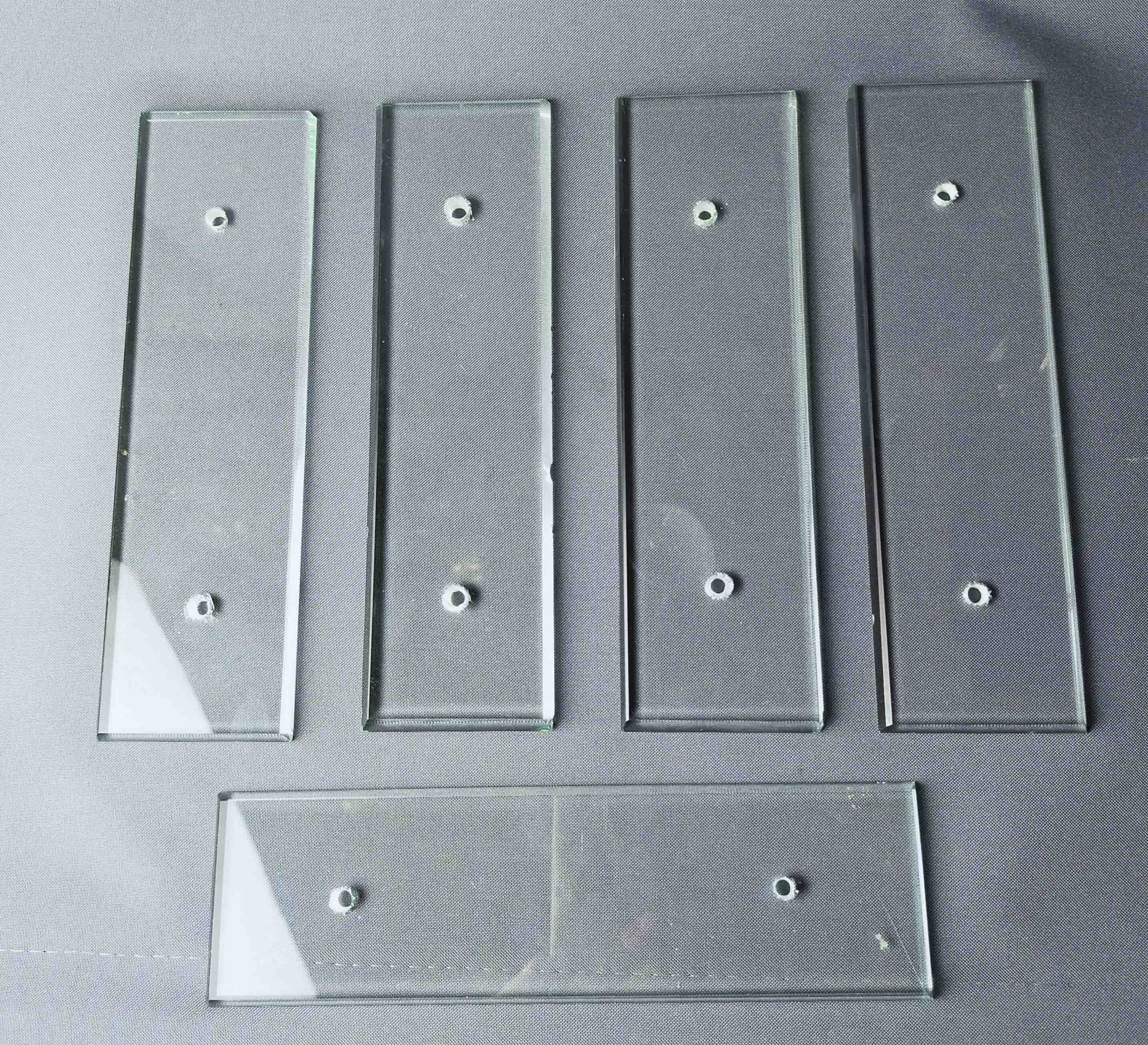 Large model glass cleanliness plates for door