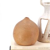 Vase boule en grès chamotté signé, années 70