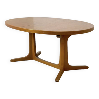 Baumann extendable oval dining table
