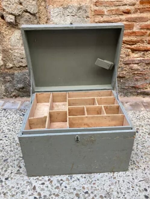 Coffre d’atelier en bois avec compartiments