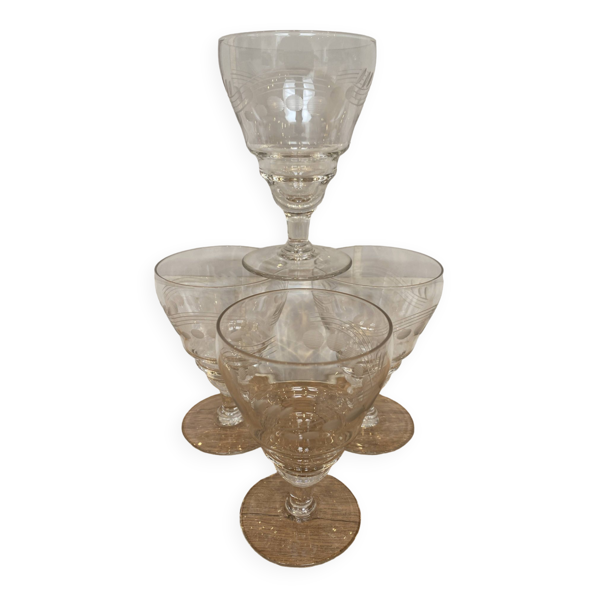 Set of 4 wine glasses on short stem