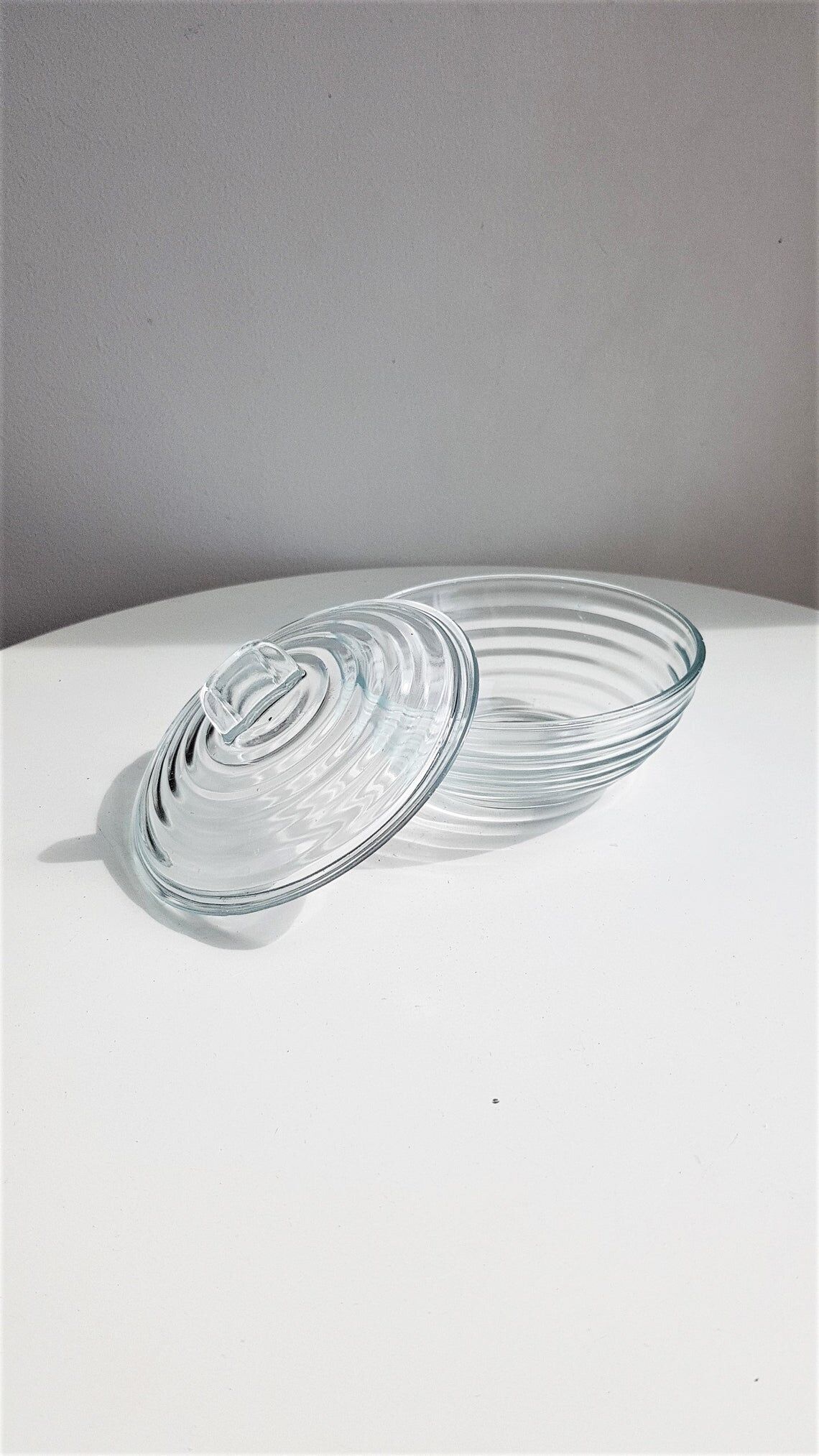 Round-shaped glass box