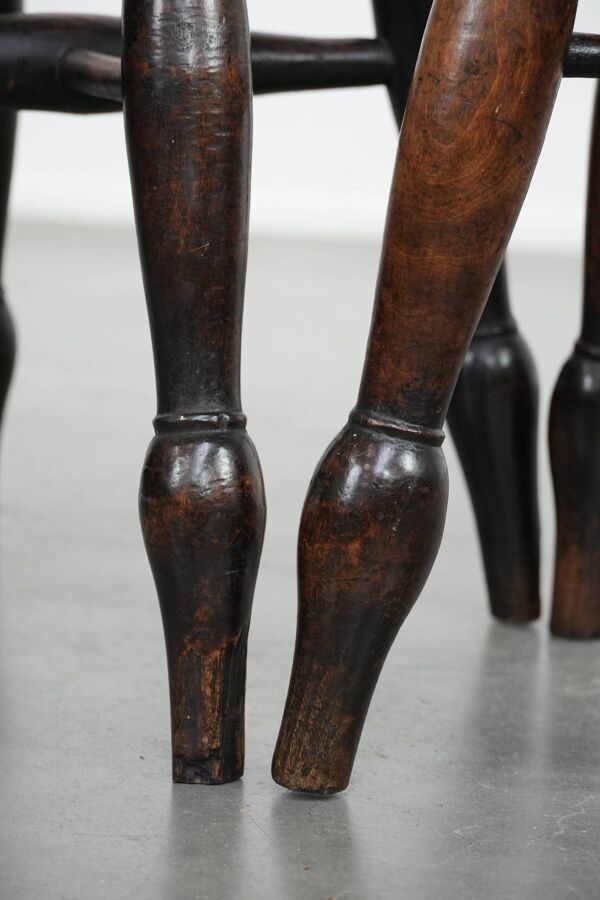 Ensemble de deux tabourets Windsor anglais anciens et intemporels du XVIIIe siècle, présentant une superbe patine.