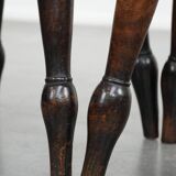 Ensemble de deux tabourets Windsor anglais anciens et intemporels du XVIIIe siècle, présentant une superbe patine.