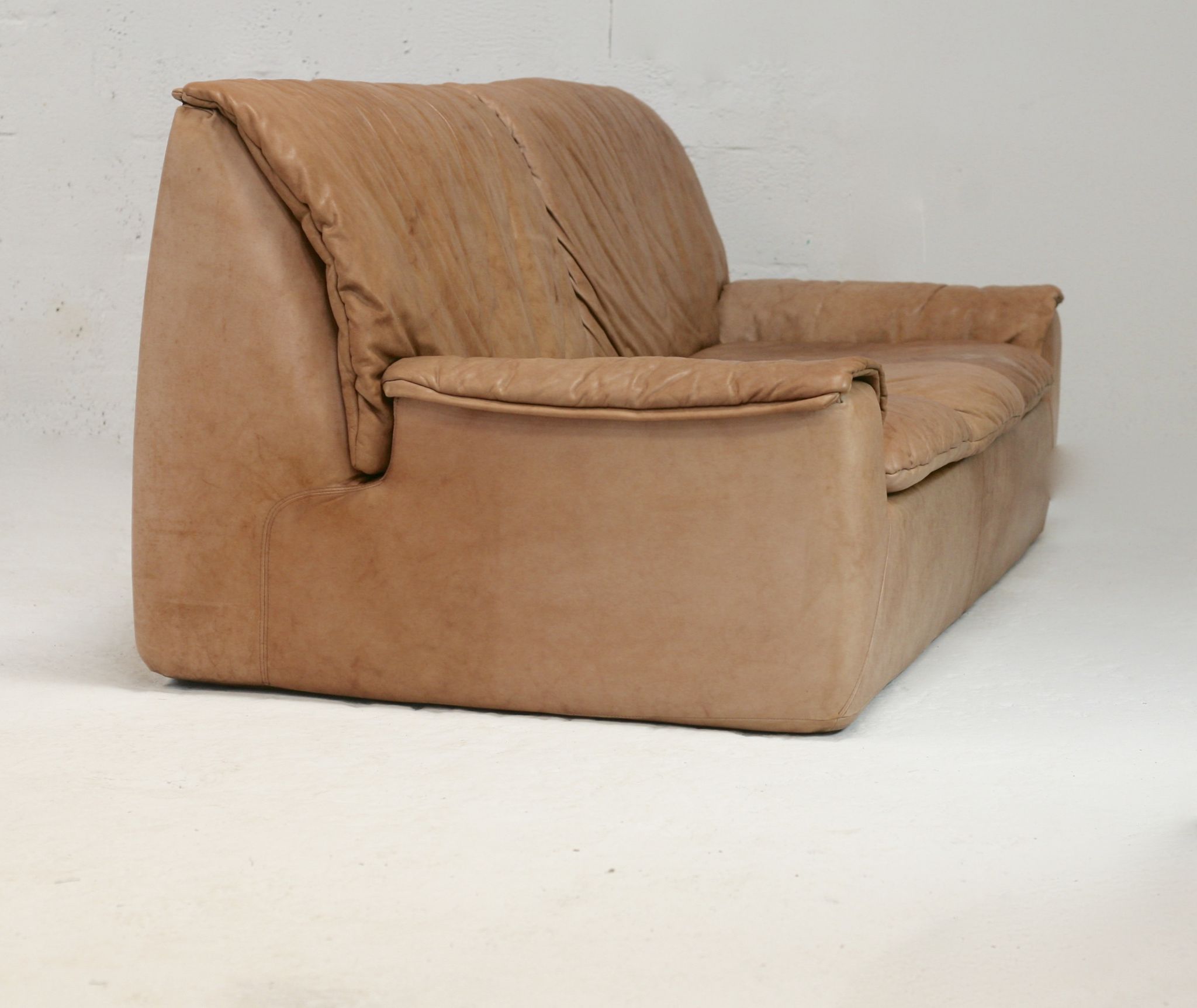 Cinna sofa. Circa 1970. Foam and "caramel" leather. 3 seats.