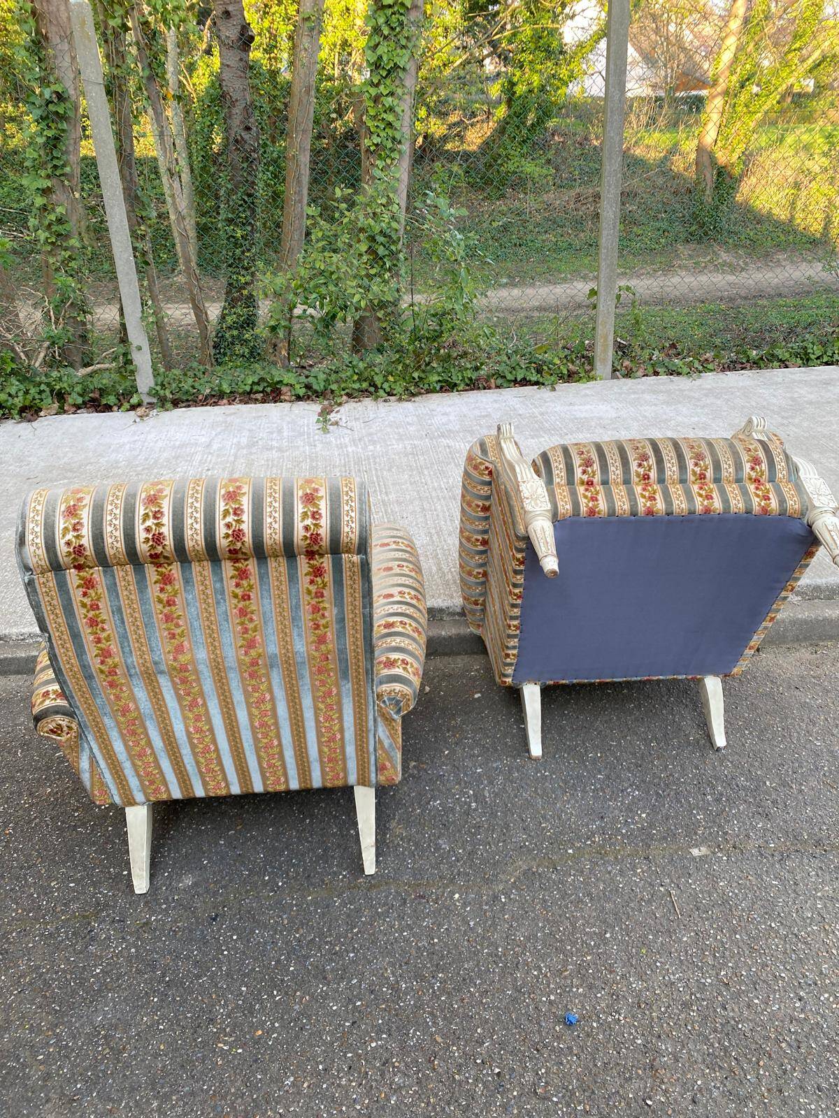 2 Louis XVI bergère armchairs in solid wood with beige and blue embroidered fabric.