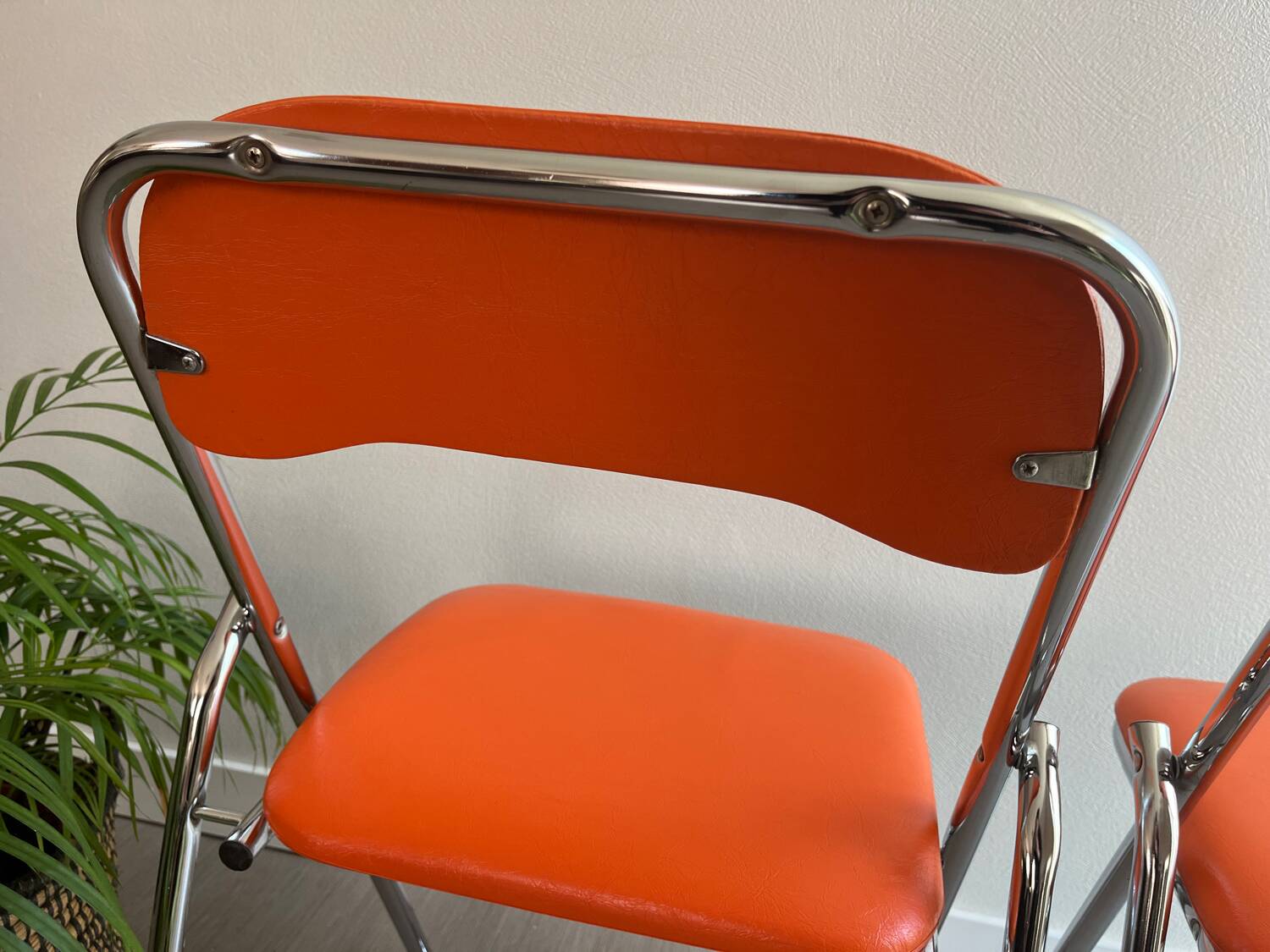 Chaises pliantes vintage chrome / skaï orange Soudexvinyl