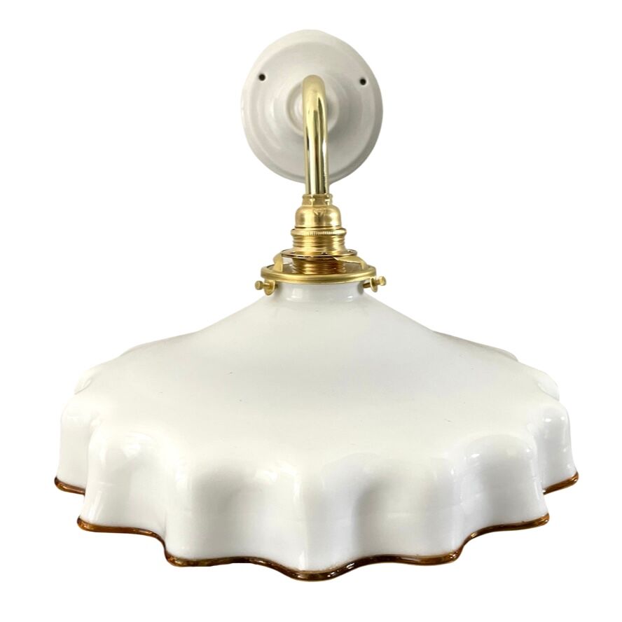 Applique vintage en opaline blanche