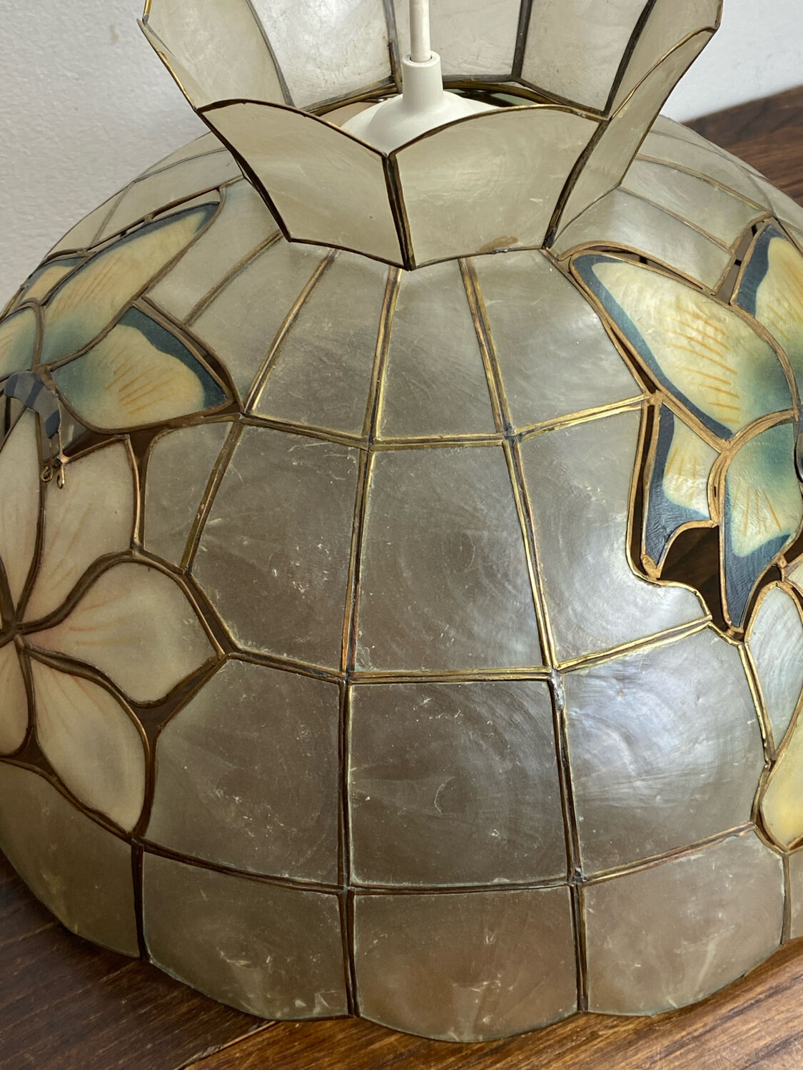 Pendant light, chandelier in mother-of-pearl and brass