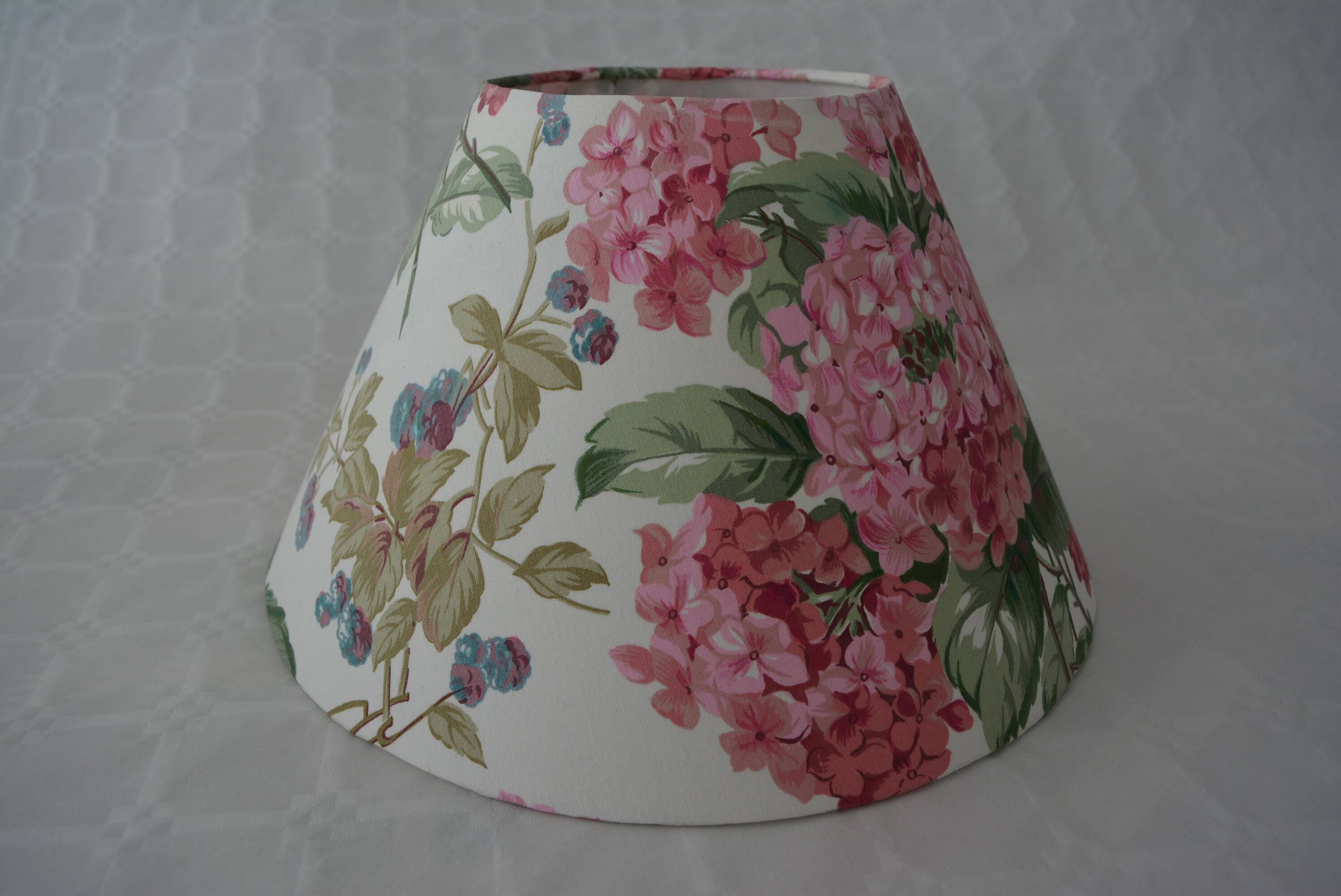 Abat-jour motif hortensias, fleurs cottage anglais,  tissu vintage