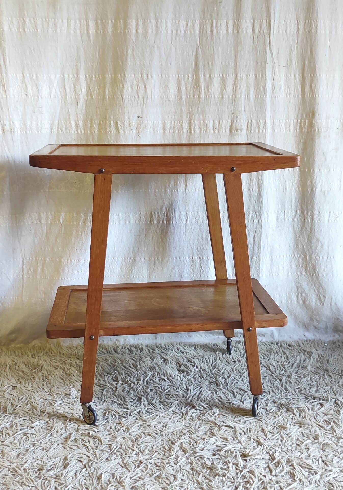 Table d'appoint moderniste en bois massif - années 50/60
