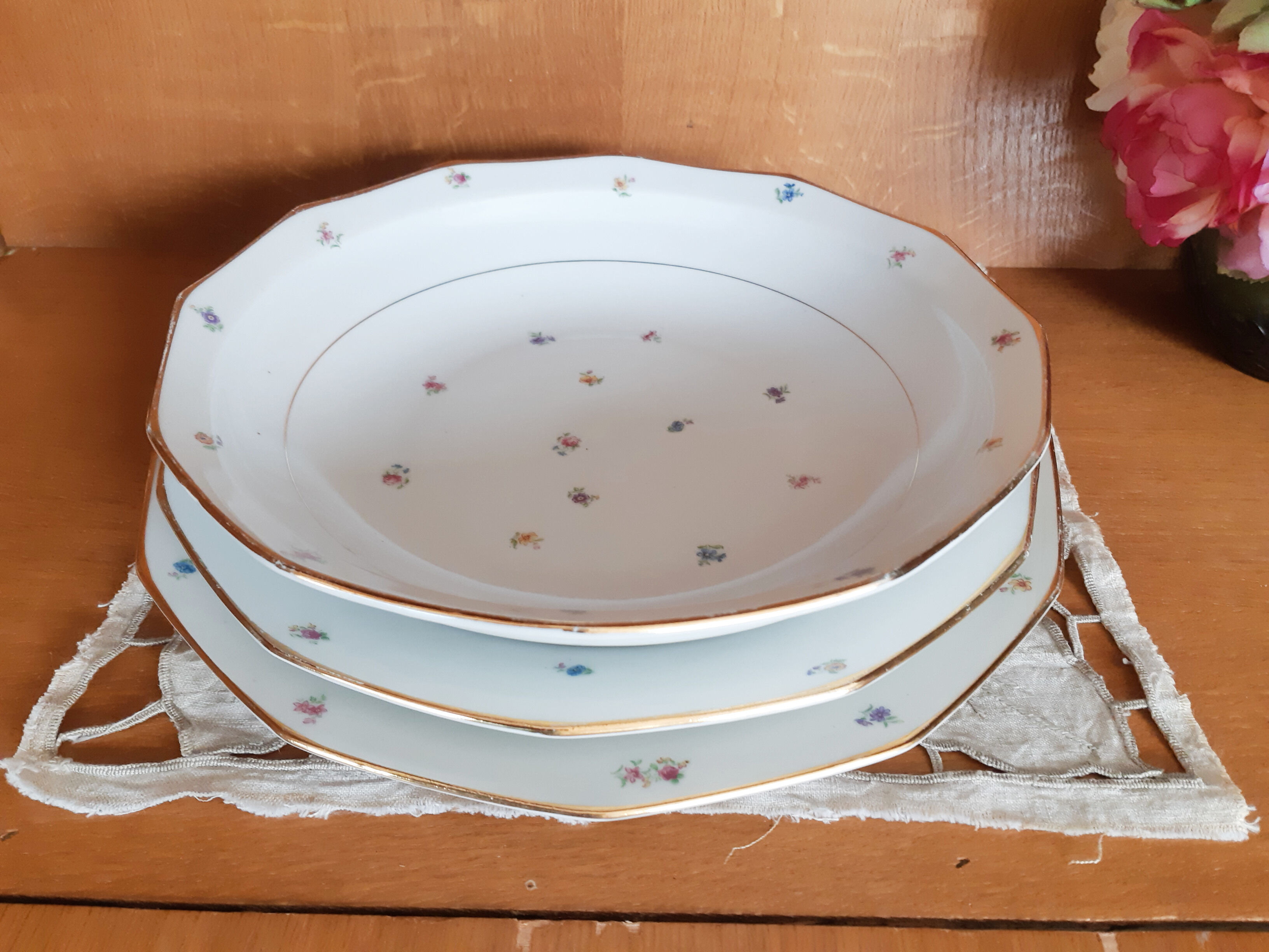 3 round dishes in floral and gold porcelain