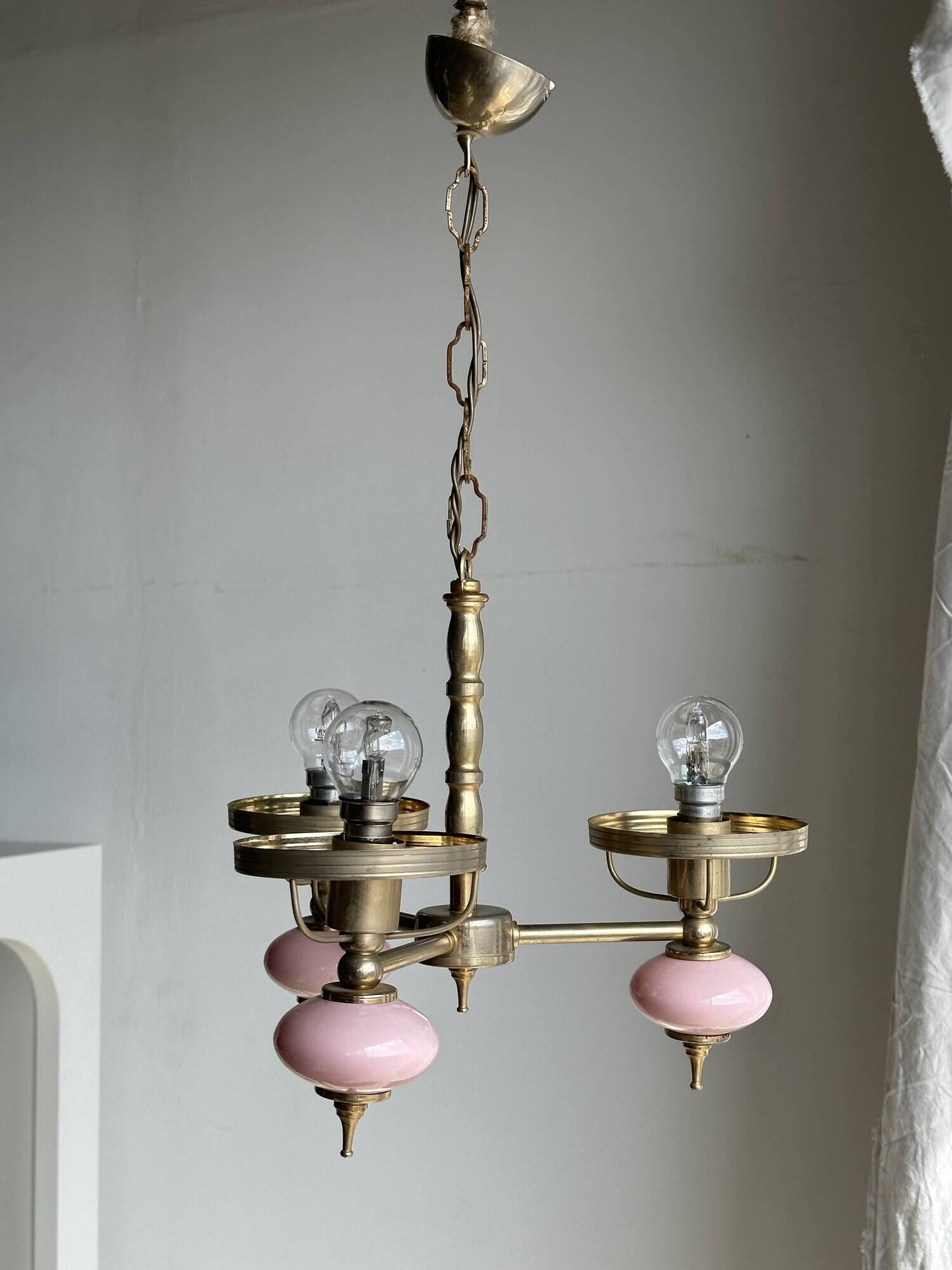 Petit lustre rose et doré à 3 bras de lumières