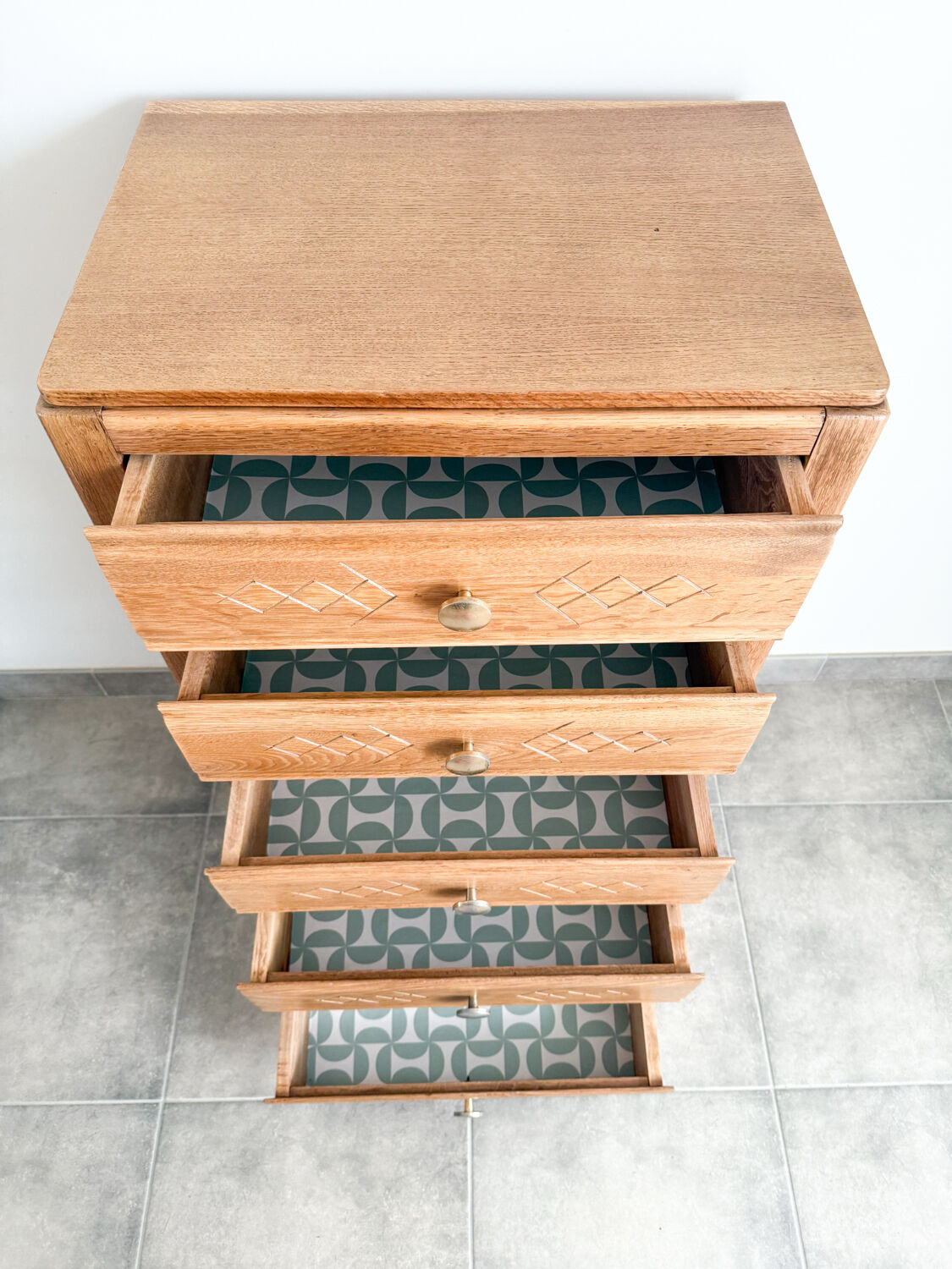 Oak chest of drawers with 5 drawers