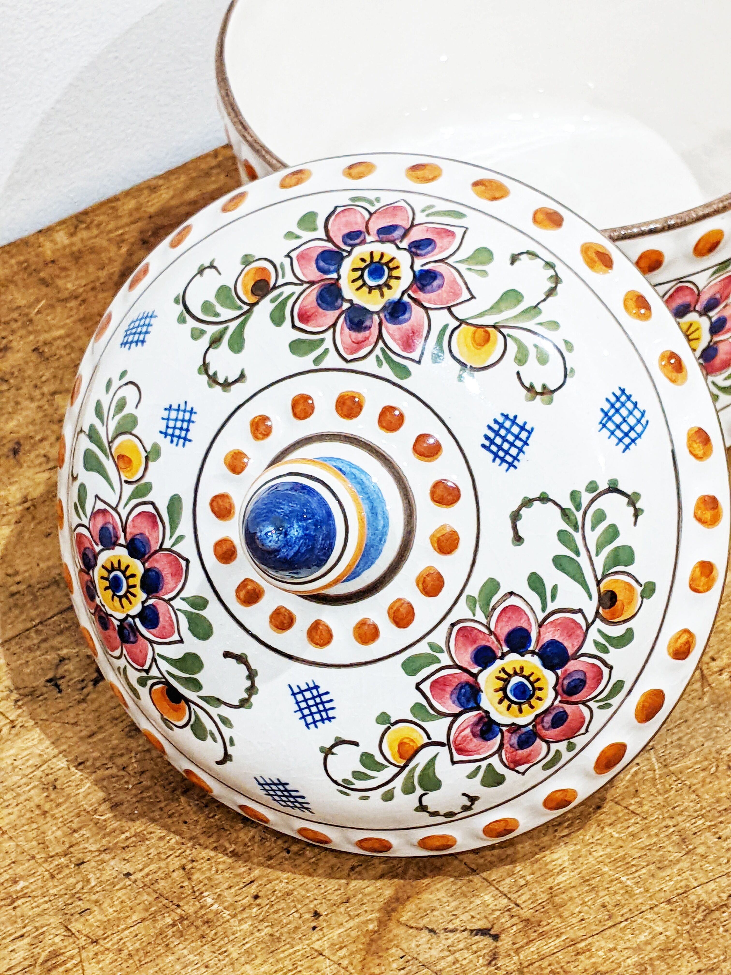 Vintage polychrome box'70 made of Delft ceramic. In perfect condition.