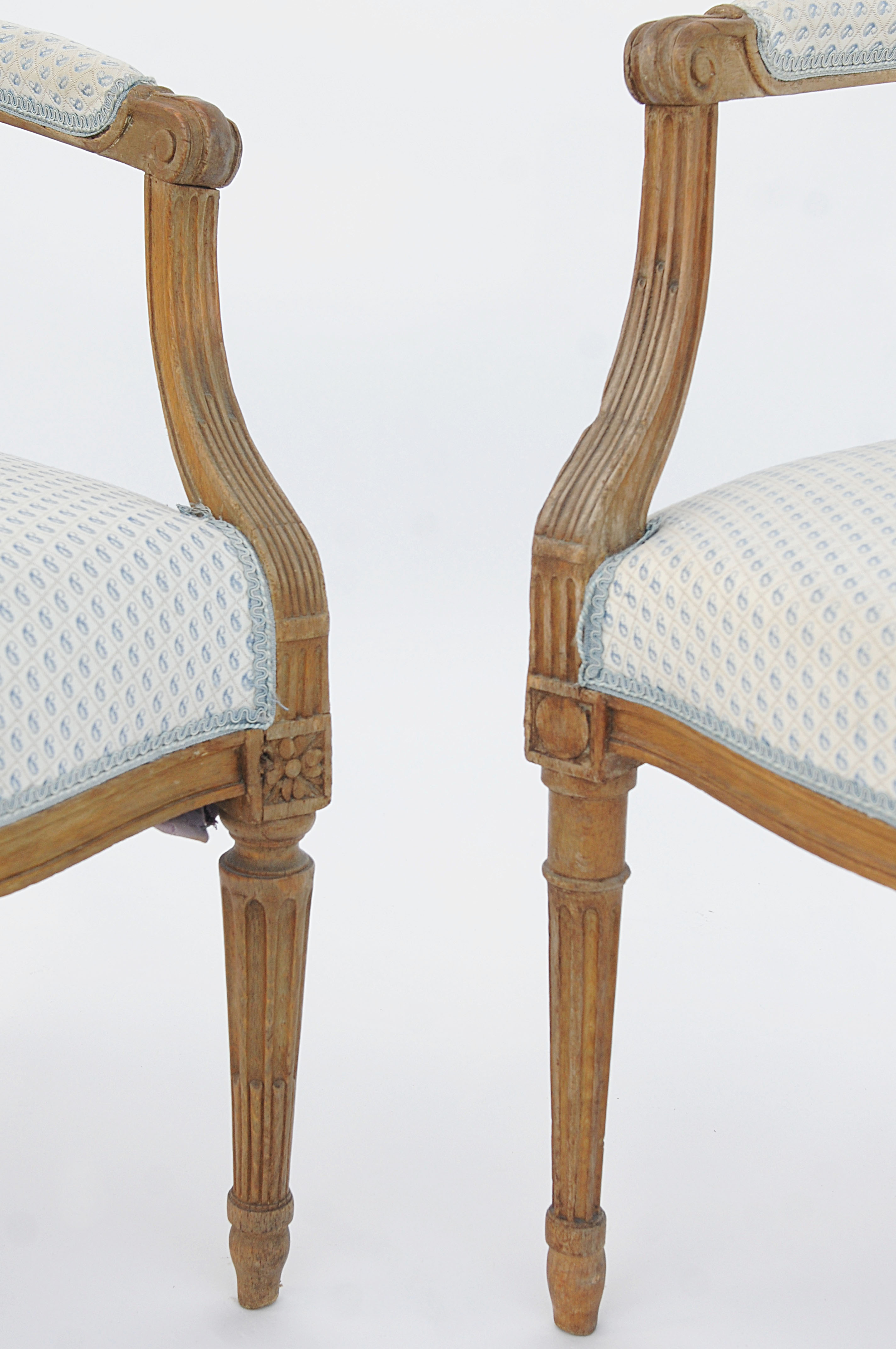 Paire de fauteuils cabriolets de style Louis XVI