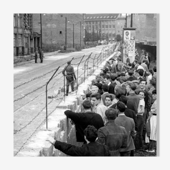 Photographie "Berlin, dimanche près du mur" 1965   /   15 x 20 cm  /   N&B