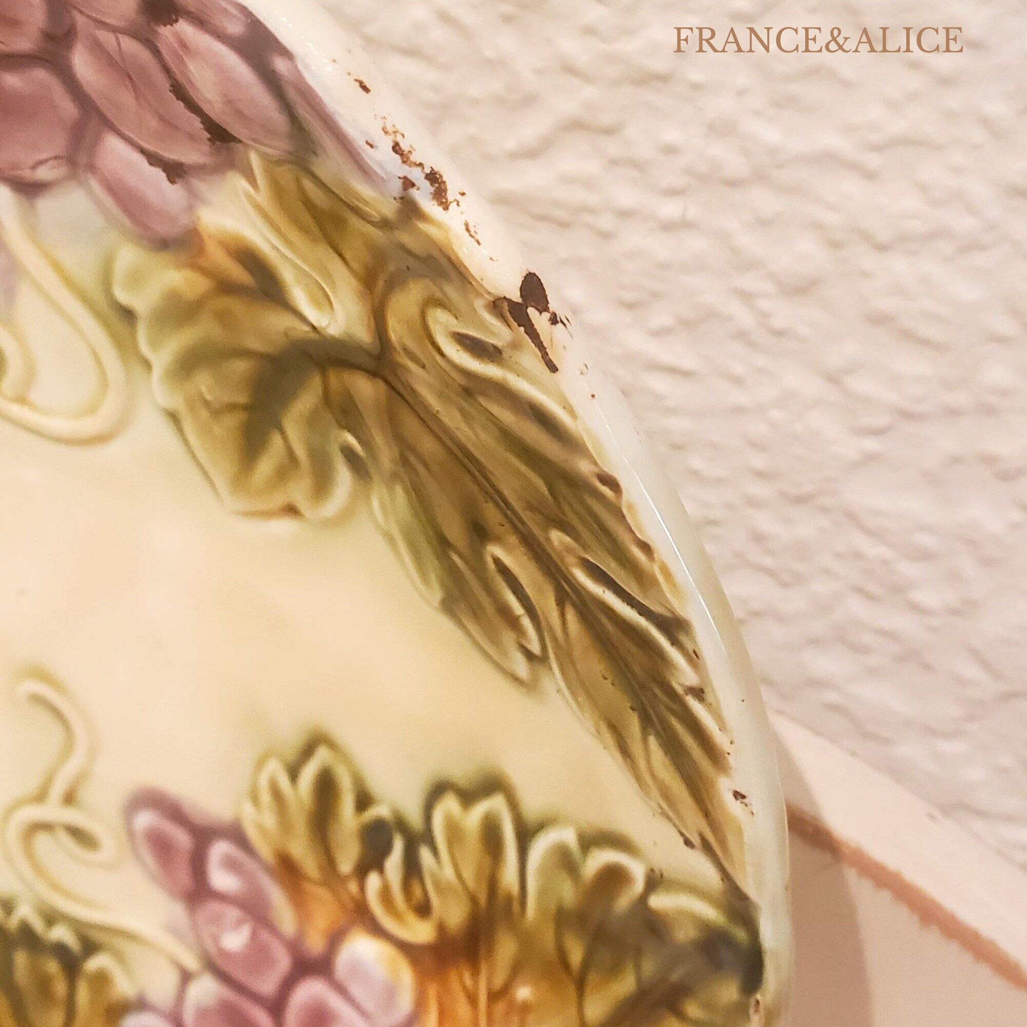 Antique slip plate – Vine leaves and bunches of grapes